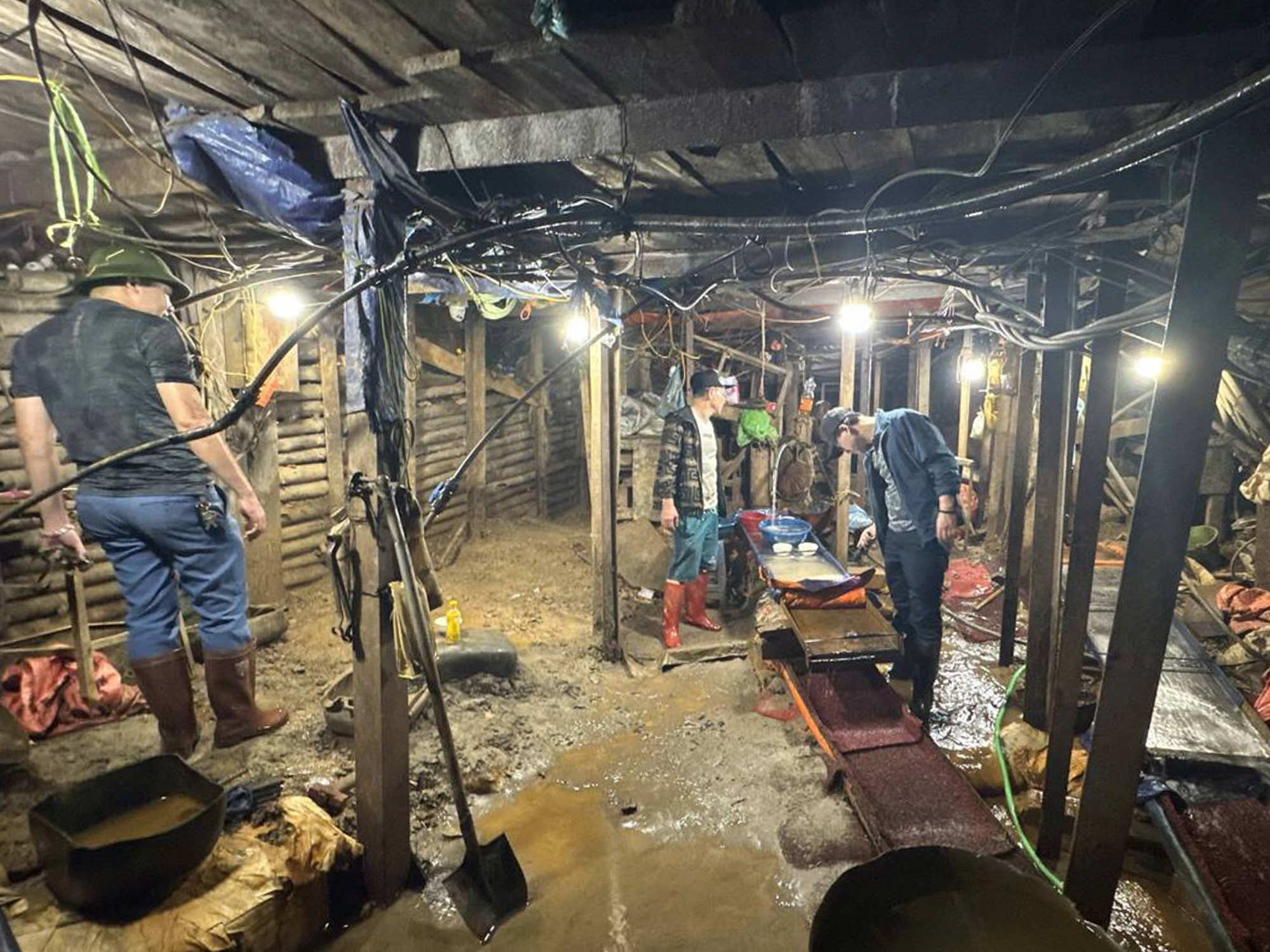 Triệt phá đường dây mua bán gần 5 tấn hóa chất chứa chất độc Xyanua tại Lào Cai