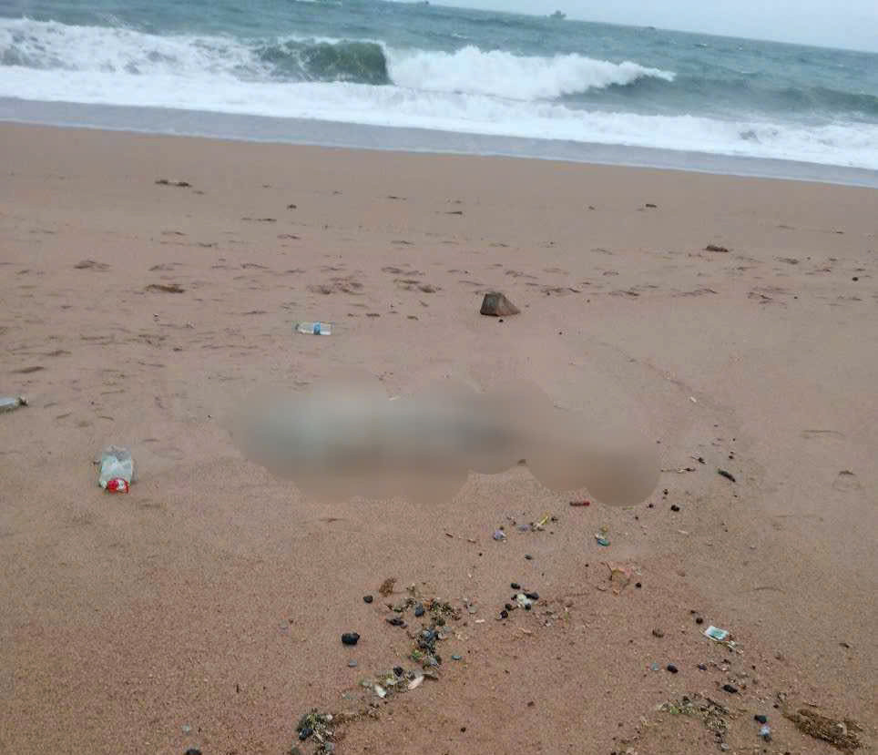 Thi thể nam giới không nguyên vẹn trôi dạt vào bờ biển Phú Yên