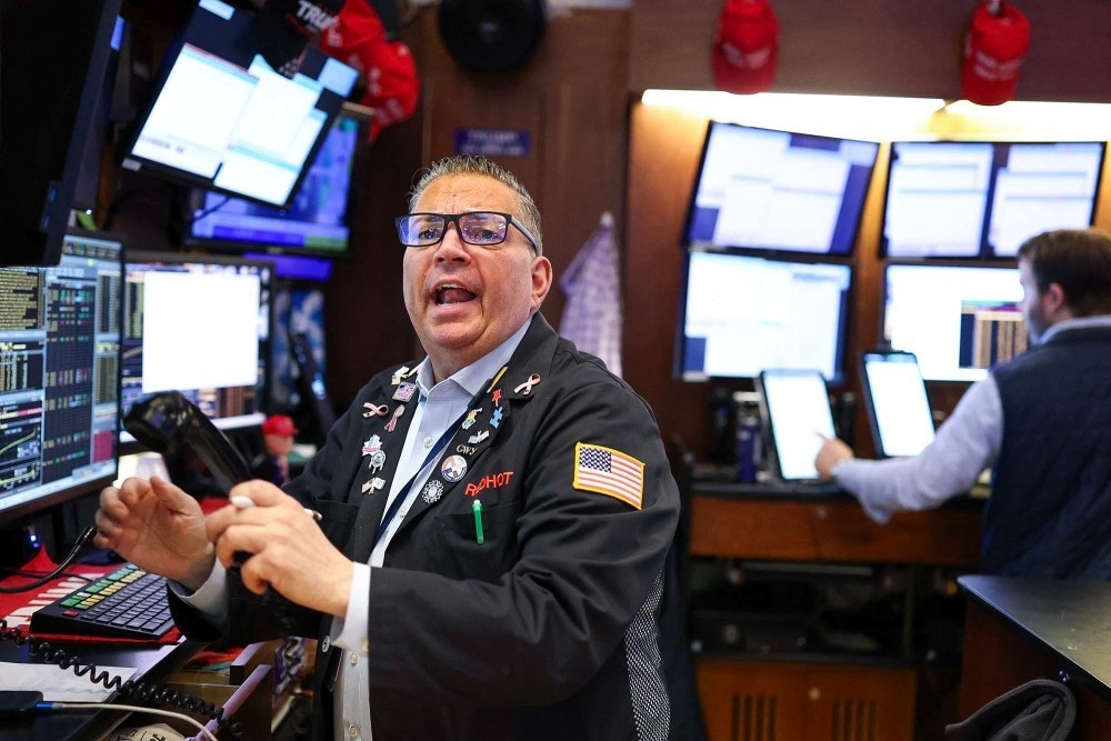 Nhà đầu tư tháo chạy khỏi cổ phiếu Mỹ, thị trường phản ứng mạnh thuế quan mới