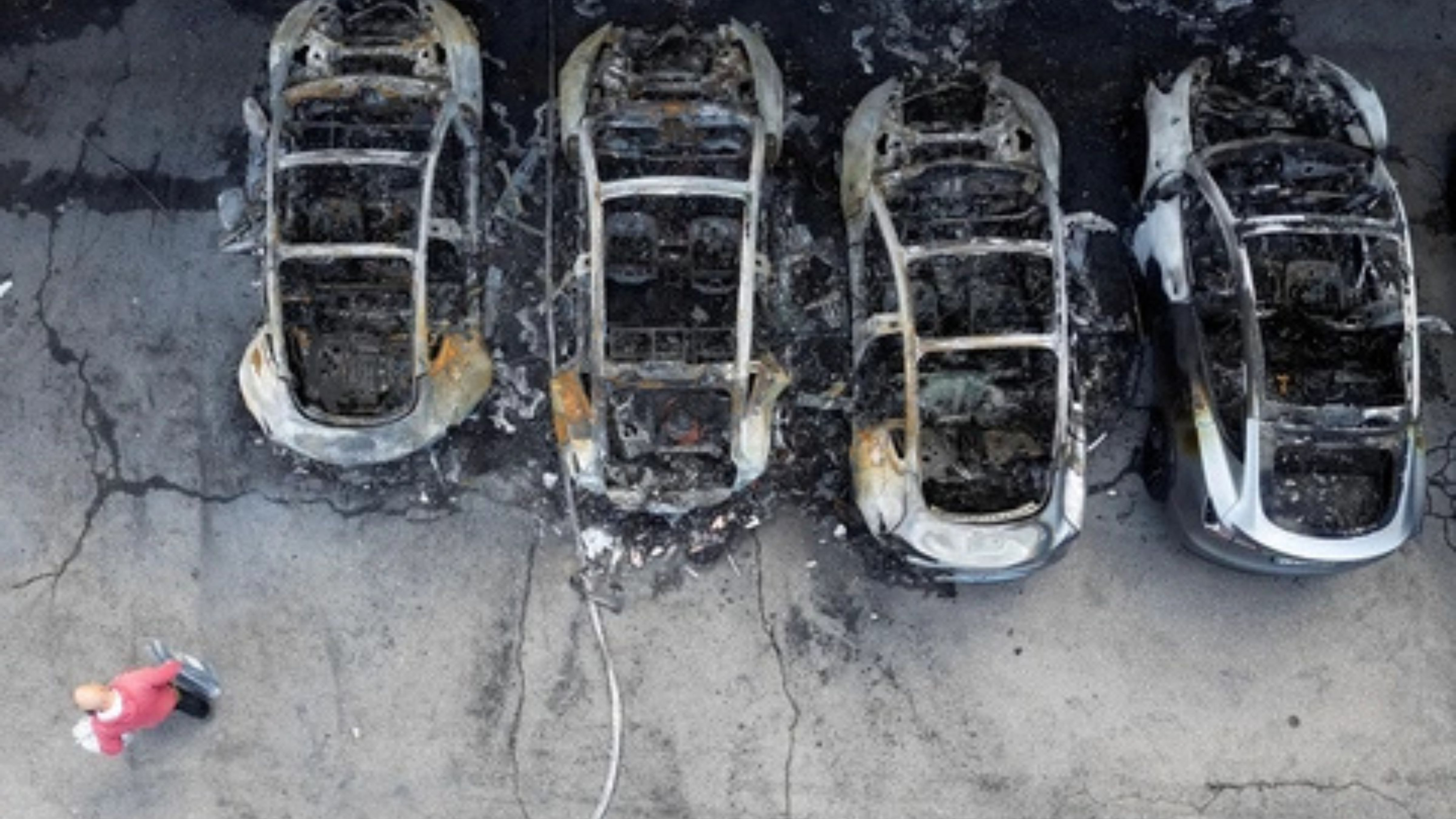 Biểu tình rầm rộ phản đối Elon Musk, xe Tesla bị phá hoại trên toàn cầu