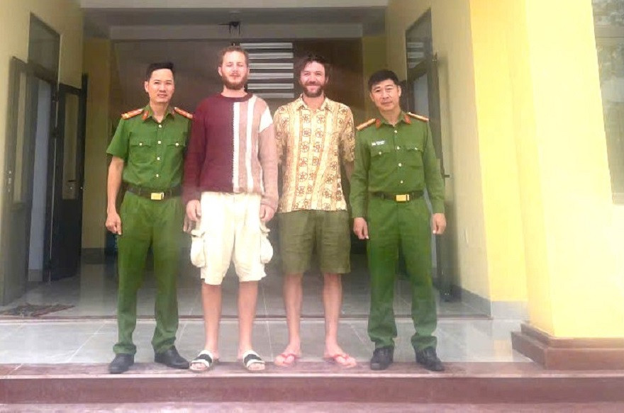 Công an Quảng Ngãi giúp 2 du khách Pháp tìm đồ thất lạc trên xe tải