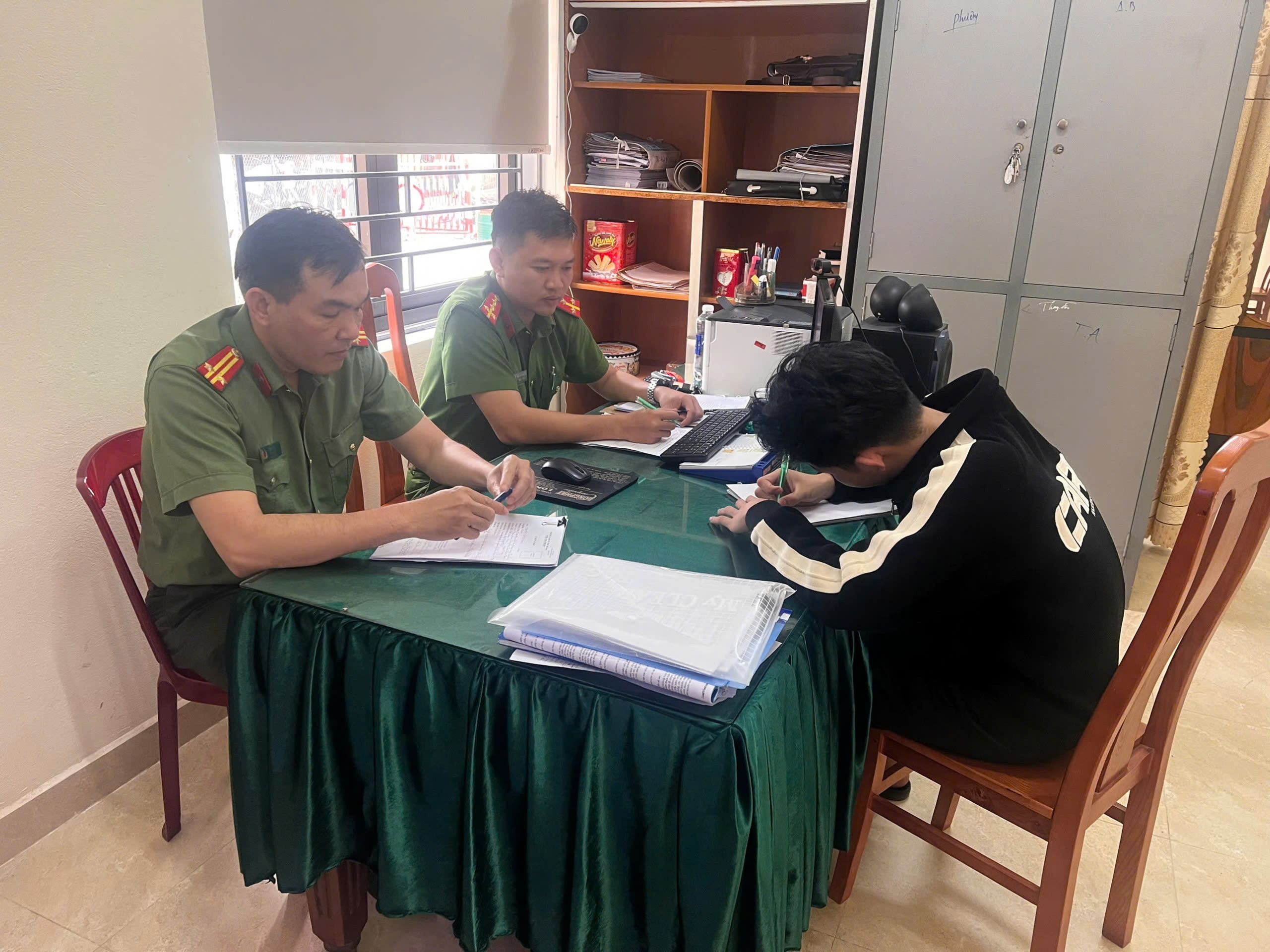 Răn đe thiếu niên chia sẻ tin 'giết người thân nhận tiền bảo hiểm' ở Quảng Nam