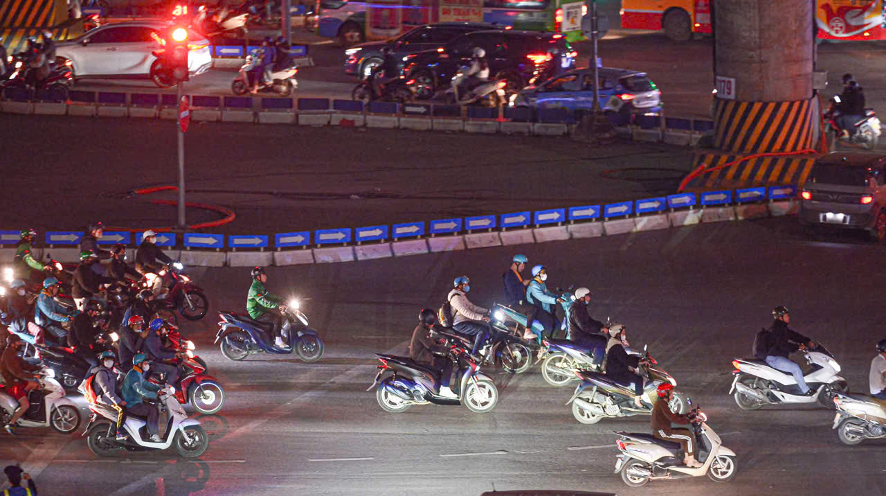 Tài xế 'nhờn' Nghị định 168, lại vô tư vượt đèn đỏ, cướp vỉa hè của người đi bộ