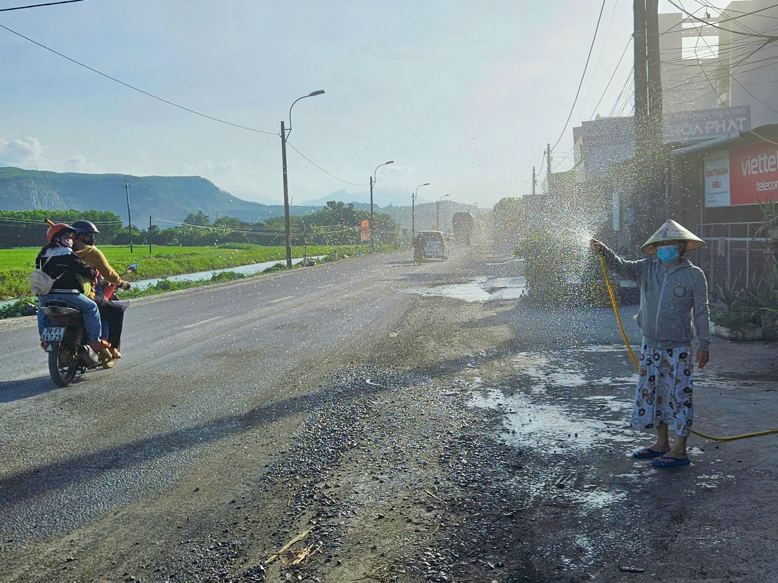 Đường nối Phú Yên - Đắk Lắk: Bụi mù mịt, nhiều ‘ổ voi, ổ gà’