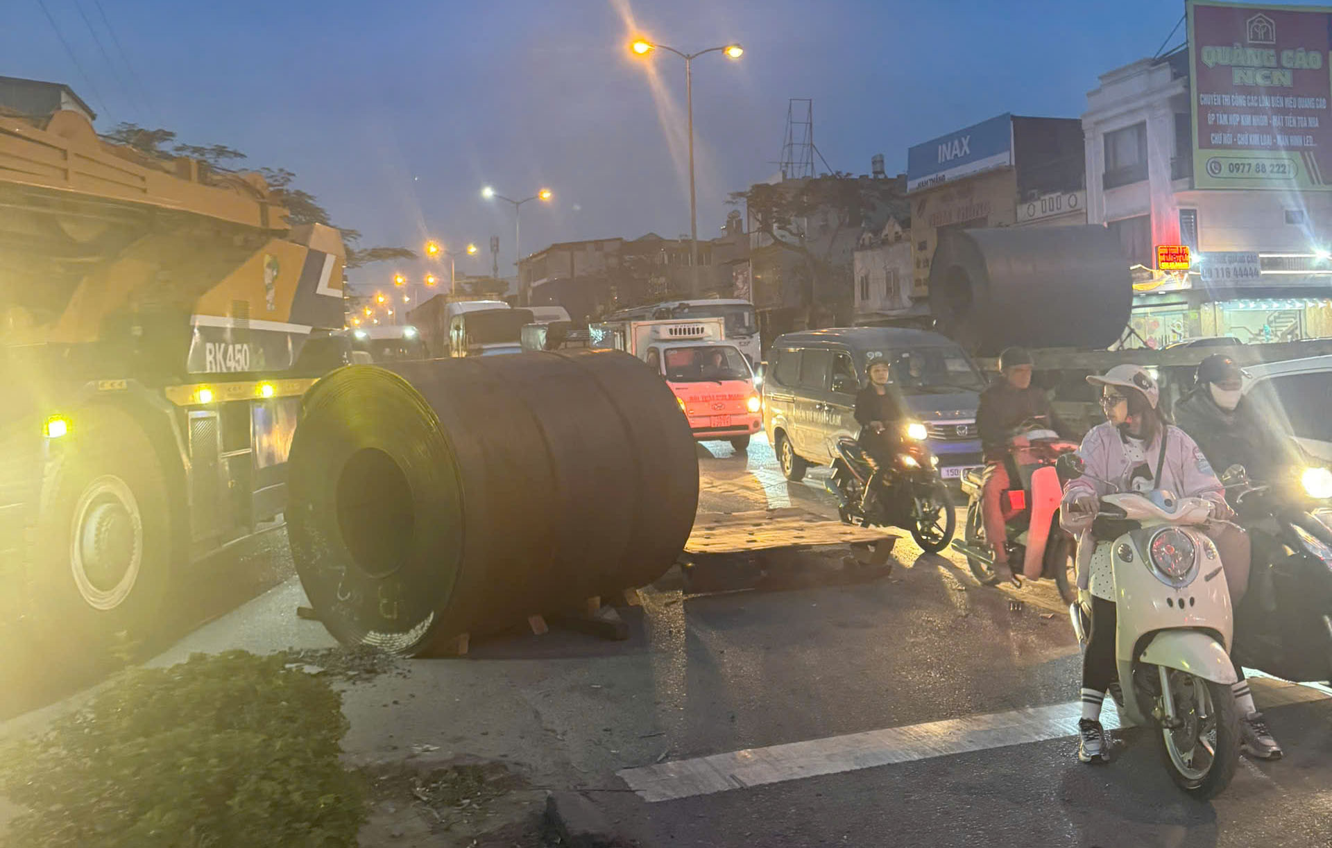 Hải Phòng: Tài xế làm rơi cuộn tôn 28 tấn xuống đường bị phạt 10 triệu đồng