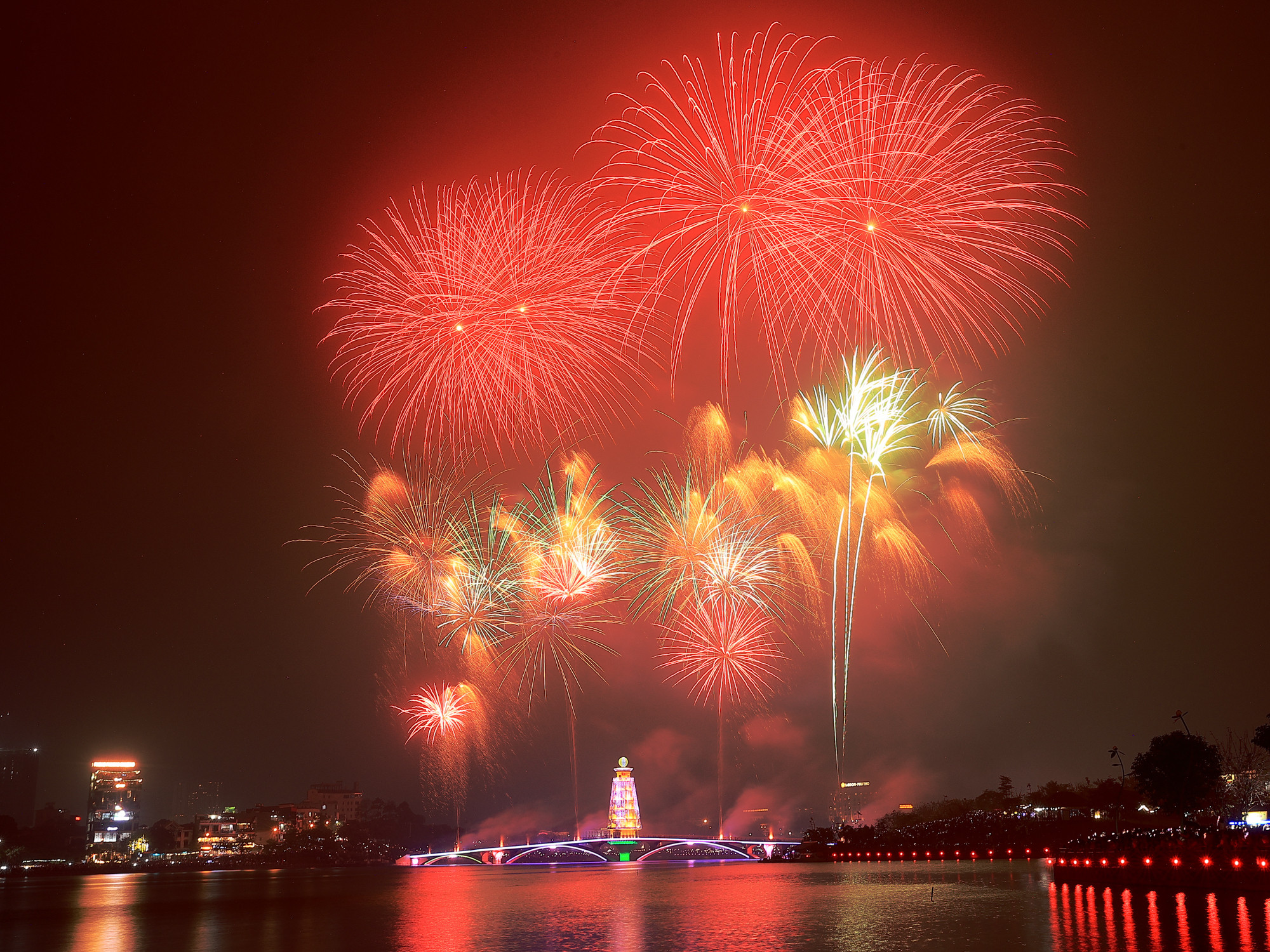 Biển người xem pháo hoa rực sáng bầu trời đất Tổ