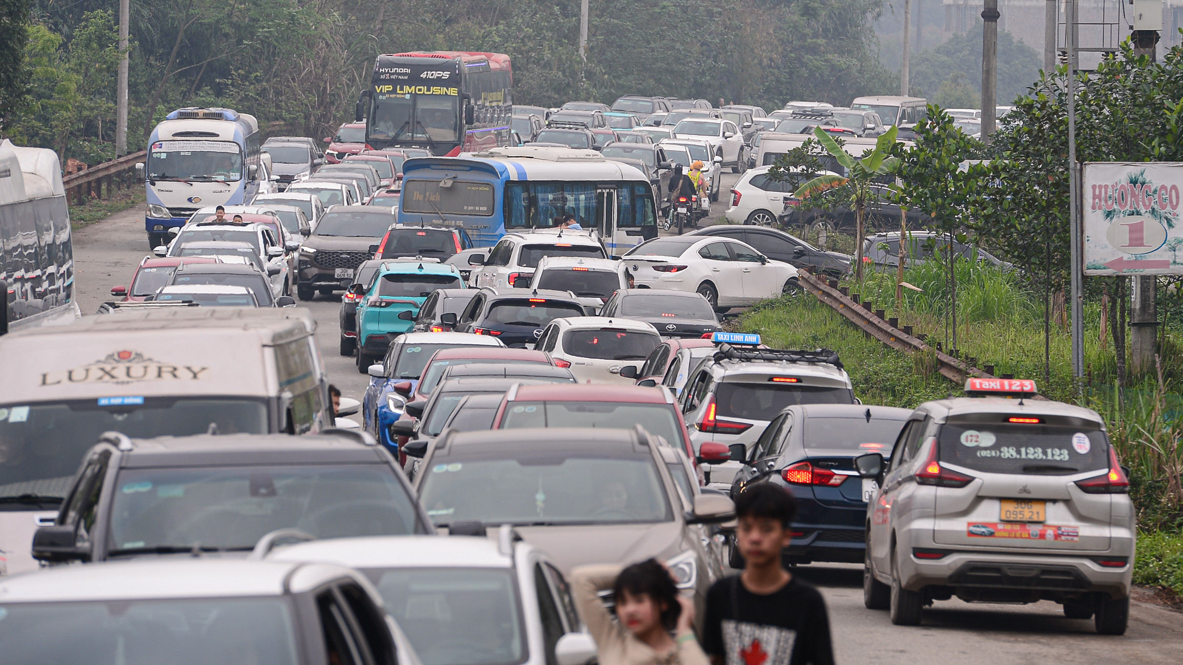 Đường vào Đền Hùng tắc 'không lối thoát', du khách bỏ xe xuống đi bộ