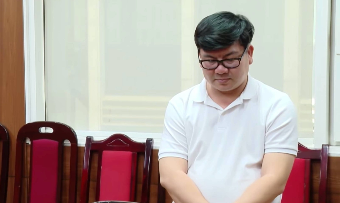 Quang Linh Vlogs, Hằng Du Mục bị bắt: Ai chỉ đạo mua bột rau củ để làm kẹo Kera?