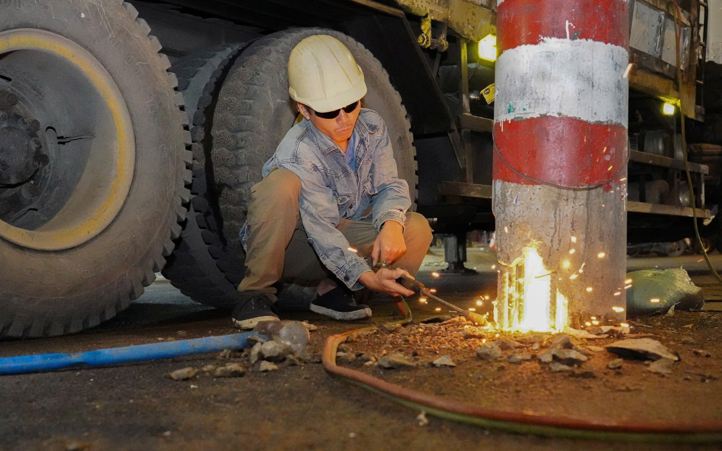 Xuyên đêm di dời loạt cột điện án ngữ tại dự án trọng điểm TP.HCM