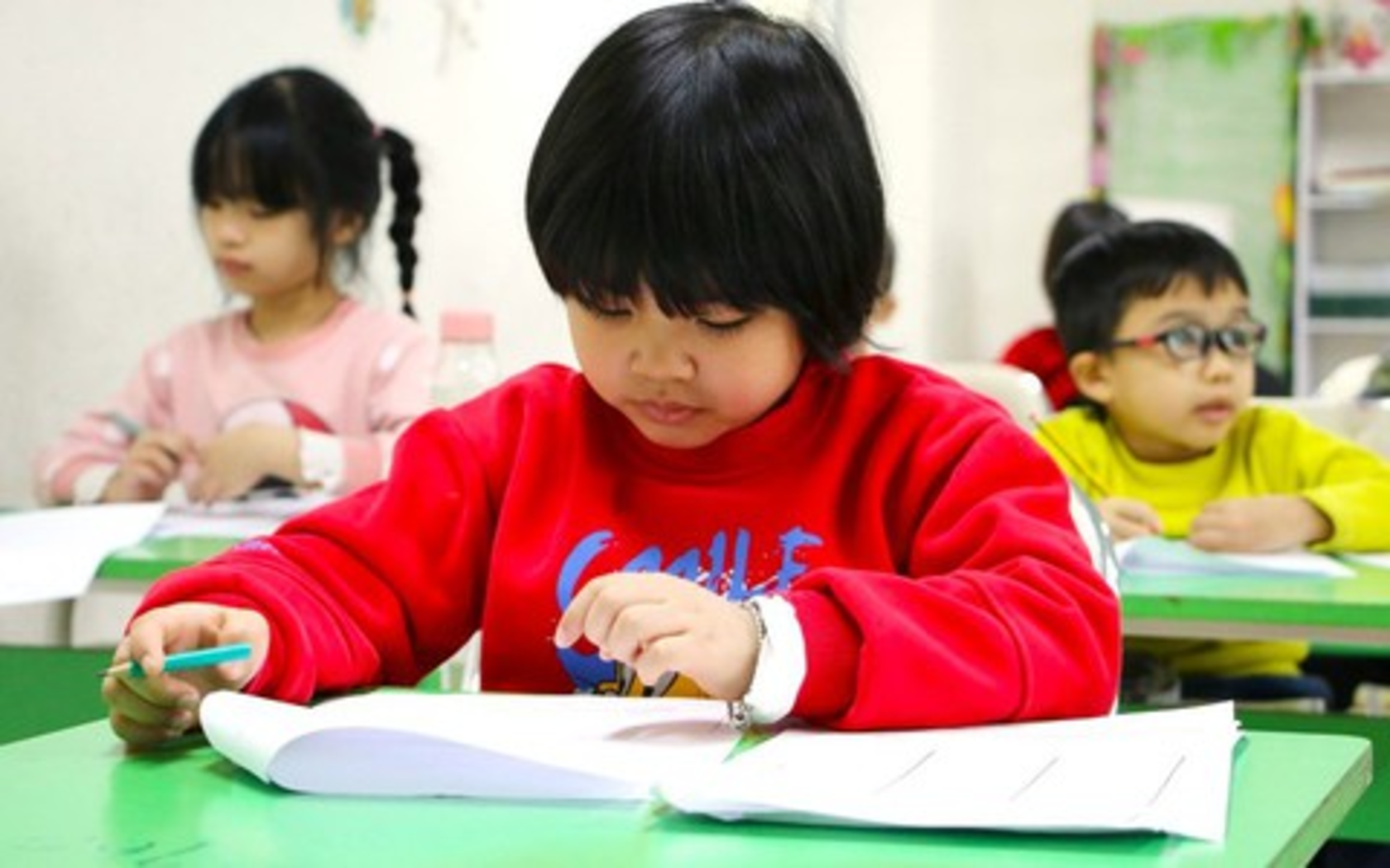 Nhiều phụ huynh biến con thành 'gà chiến' chạy đua vào lớp 1 trường hot