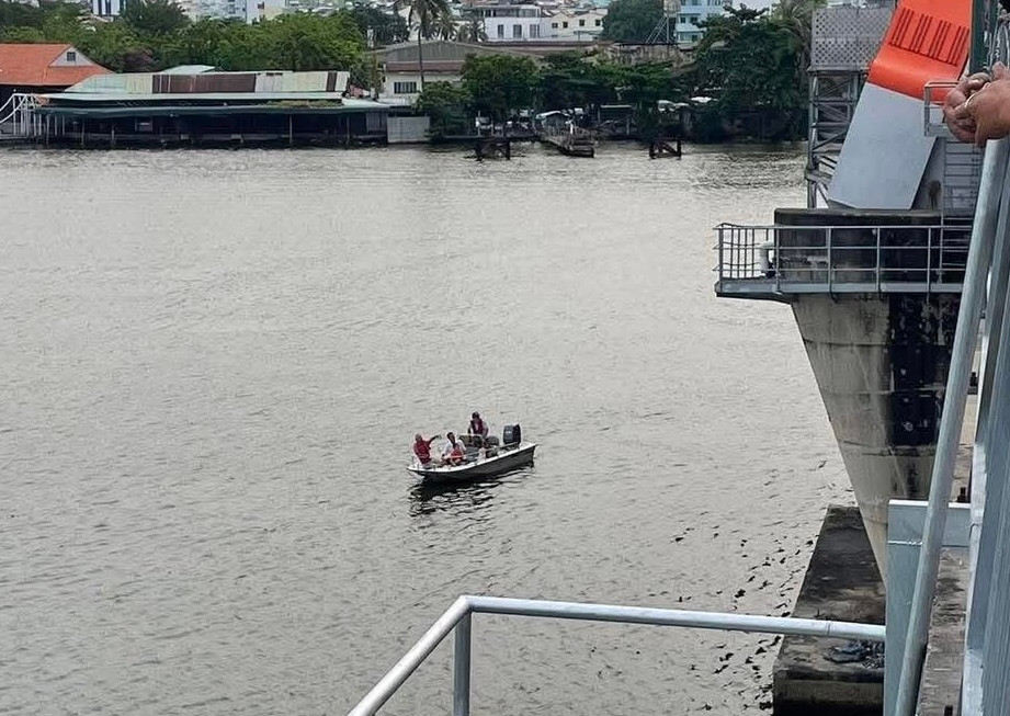 Tìm cách cứu người nhảy cầu Bình Lợi, phát hiện thi thể dưới dạ cầu