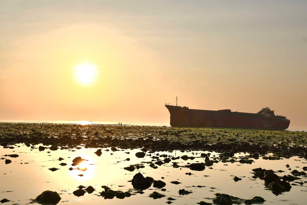 Cận cảnh ‘con tàu ma’ dài gần 80m mắc cạn ở Ninh Thuận 