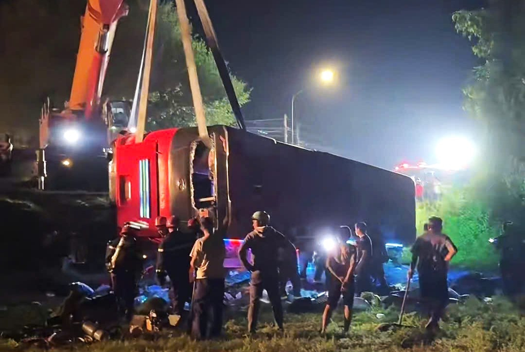 Lật xe khách tại Bình Định, 7 người thương vong