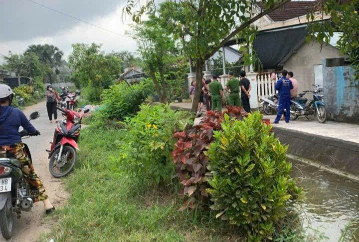 Mẹ đi chợ về phát hiện con 2 tuổi tử vong trước nhà