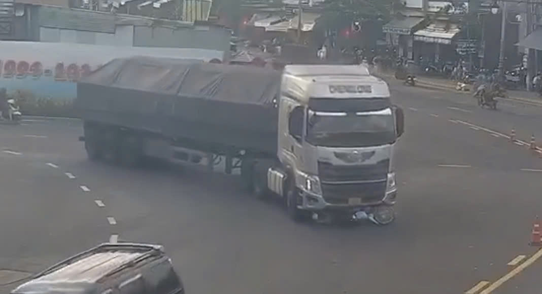 Người đàn ông thoát chết diệu kỳ khi bị xe đầu kéo cuốn vào gầm