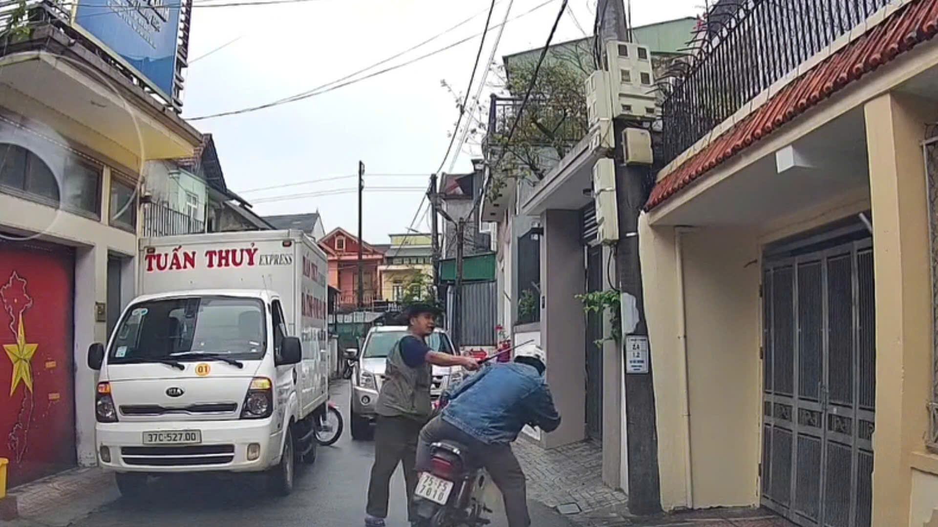 Xử phạt tài xế vụ dùng hung khí dọa tấn công người khi bị nhắc đỗ xe chắn lối đi