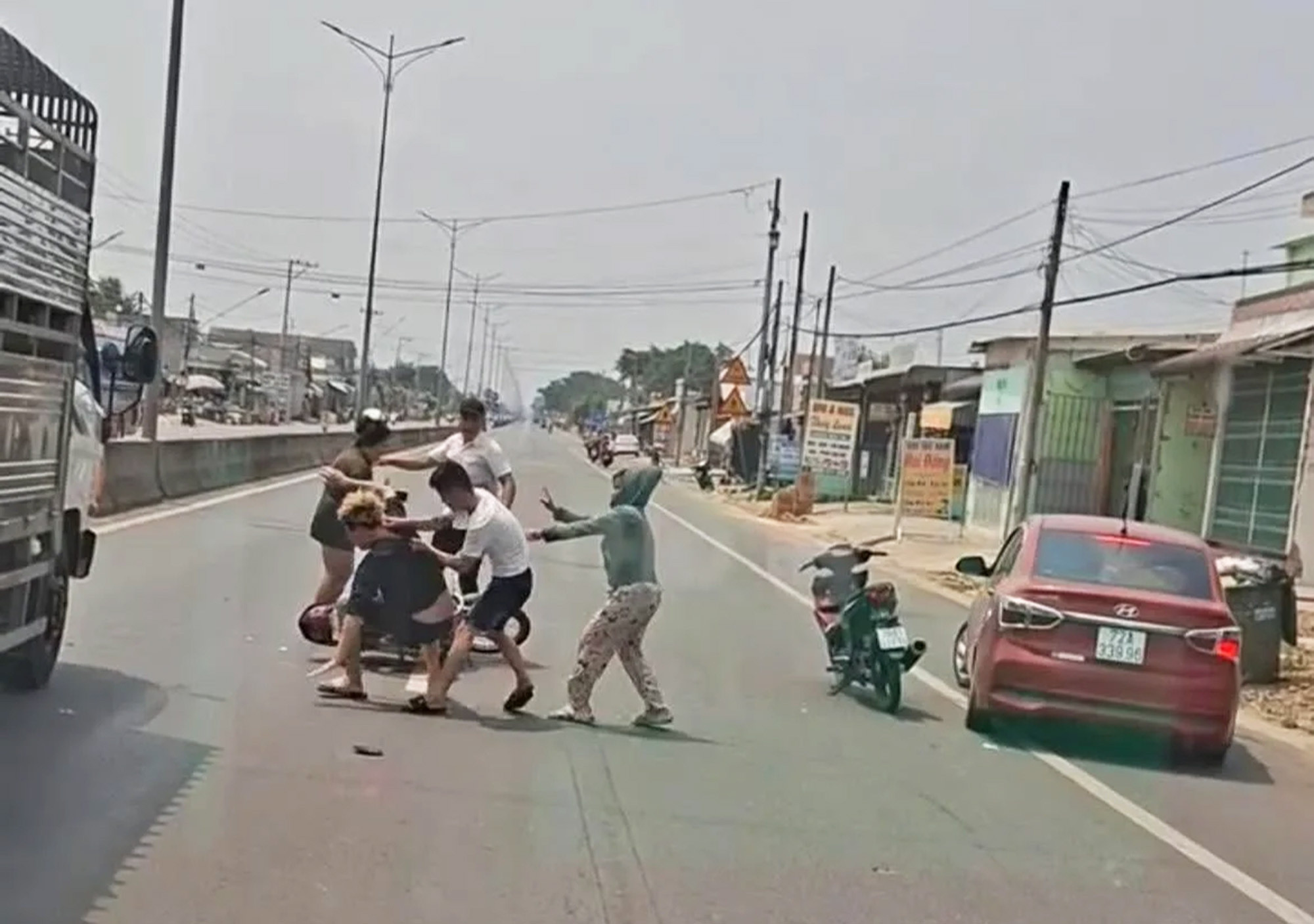 Người đàn ông bị đánh tới tấp nghi do va chạm giao thông ở Tây Ninh