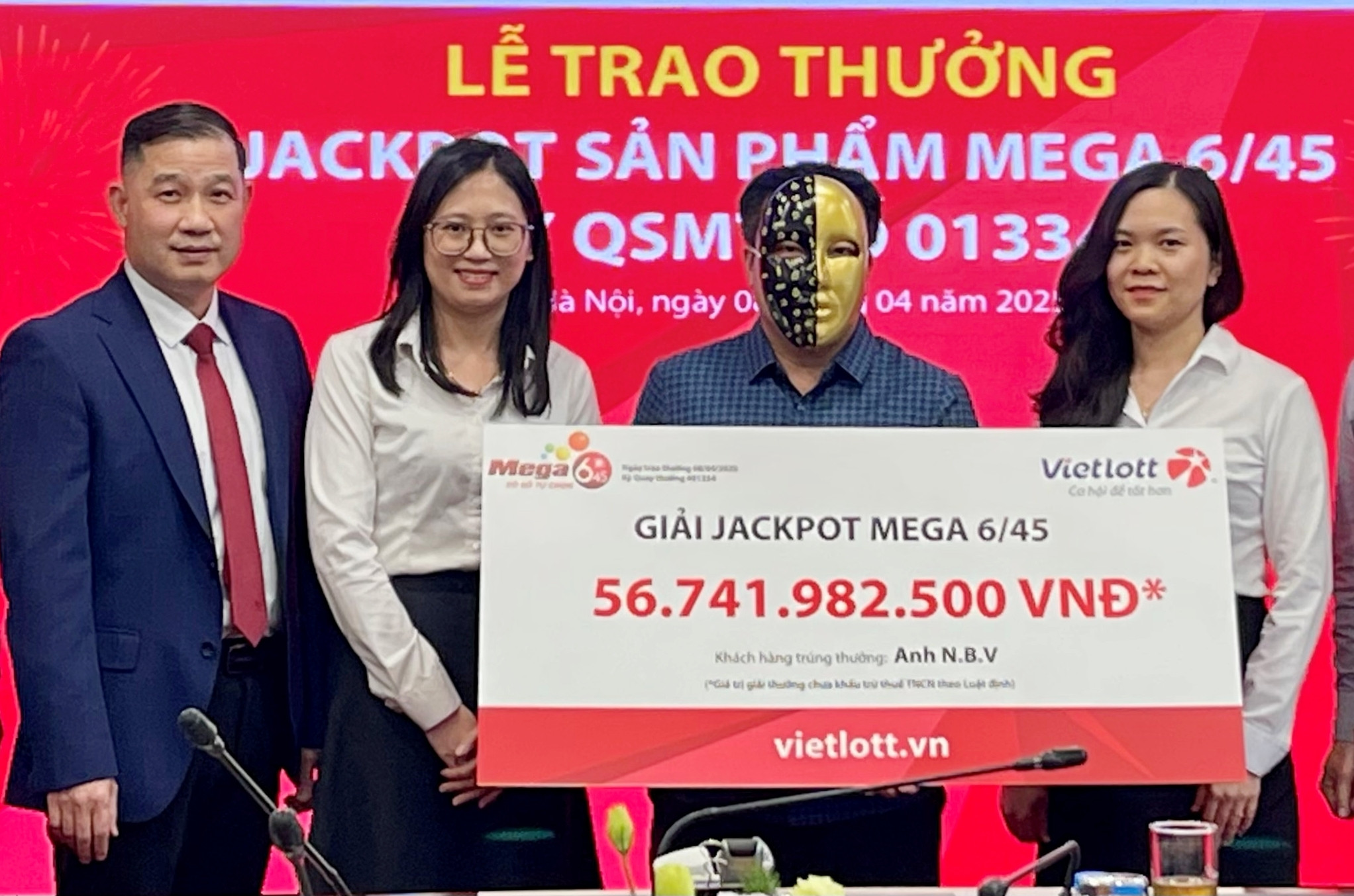 Mua vé số không quá 50.000 đồng/lần, người đàn ông trúng gần 57 tỷ 