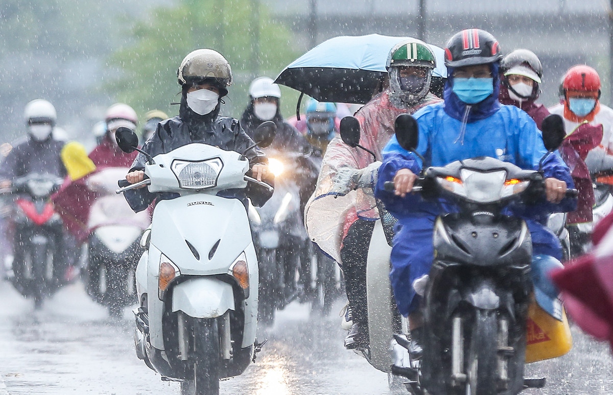 Hà Nội nắng 31°C trước khi đón không khí lạnh kèm mưa dông