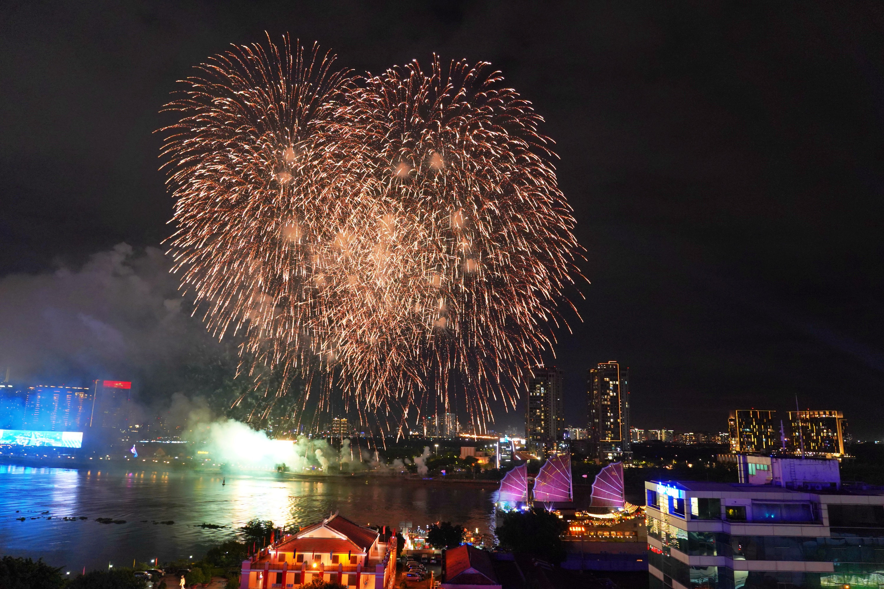 TP.HCM bắn pháo hoa 3 đêm mừng đại lễ 30/4