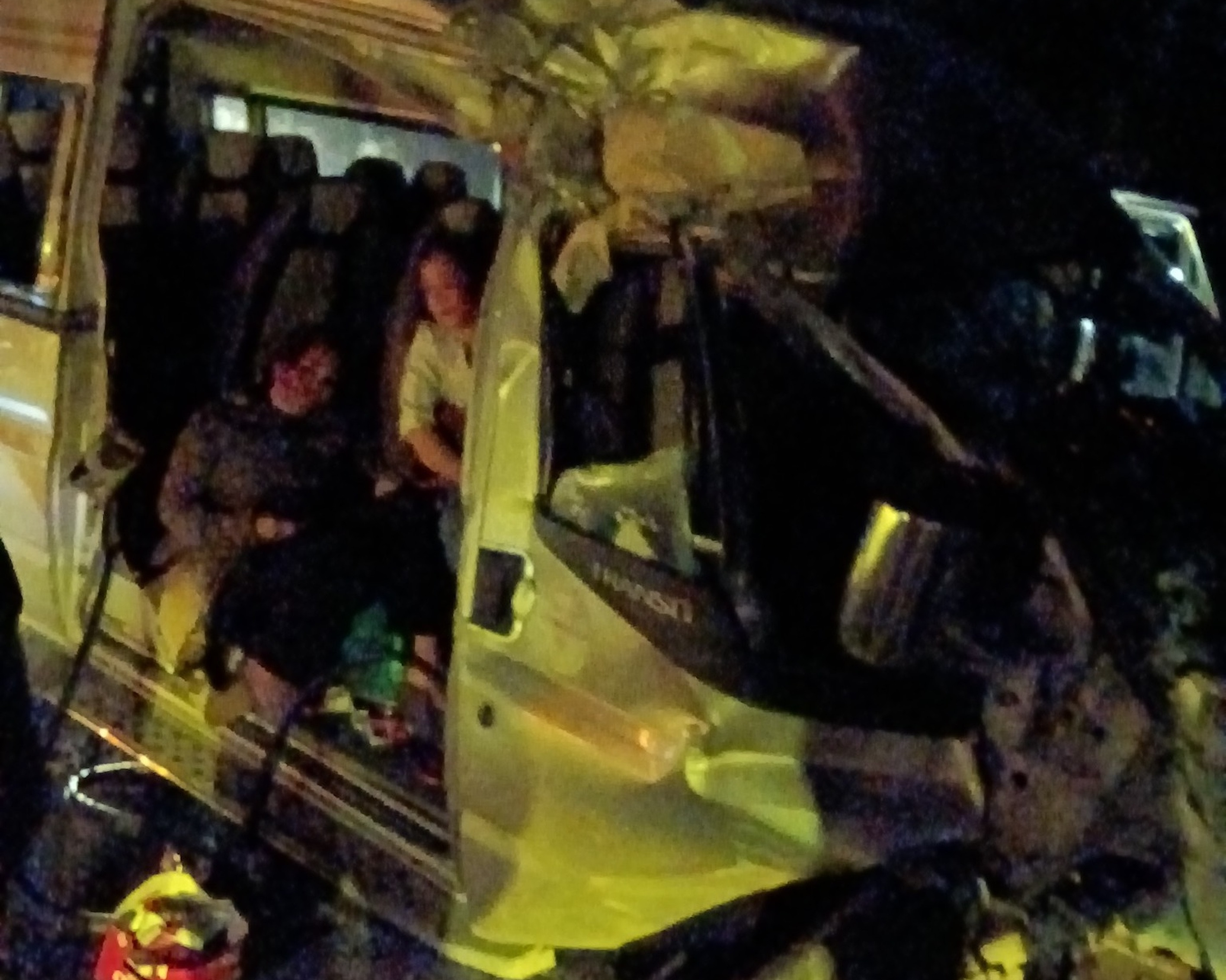 Xe khách chở 13 người tông xe tải đậu ven đường ở Thanh Hoá lúc nửa đêm