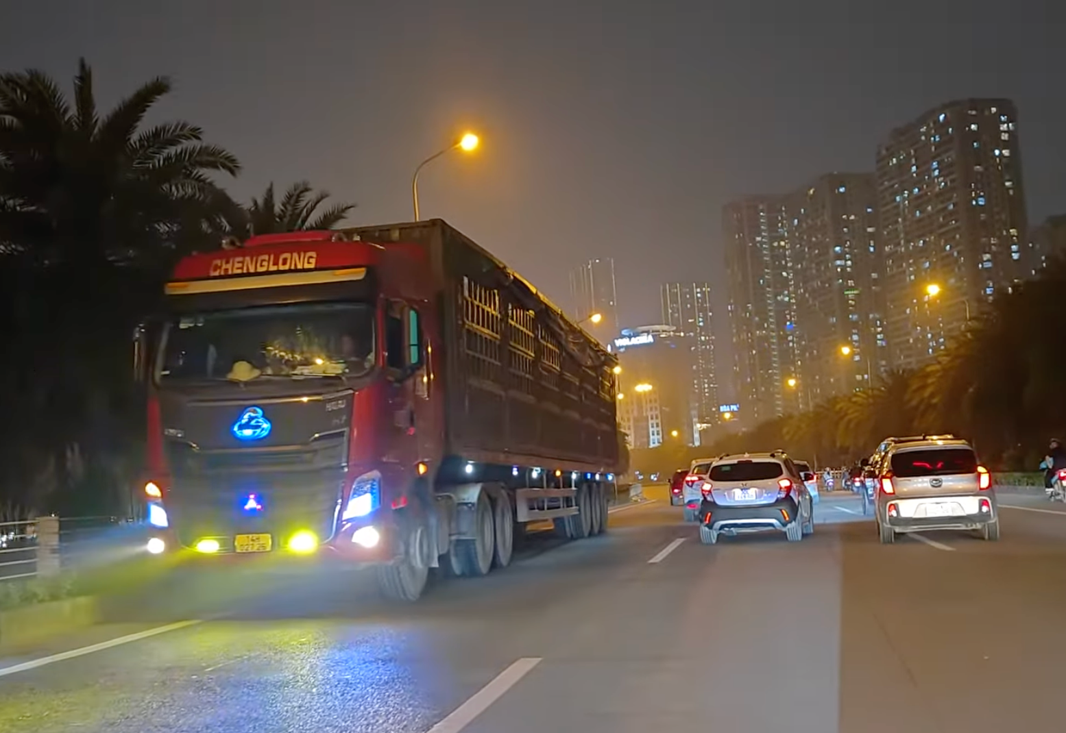 Tài xế xe đầu kéo ngang nhiên quay đầu đi ngược chiều, rọi đèn pha siêu sáng