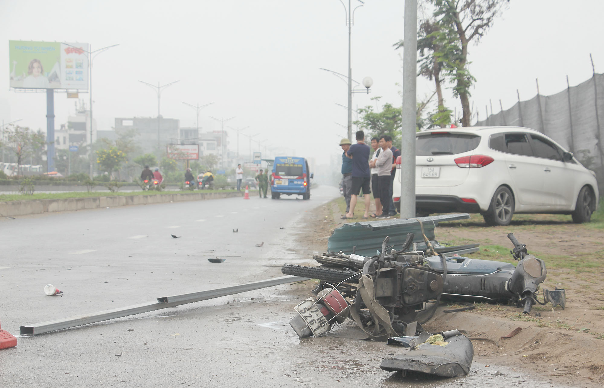 Ô tô khách đâm hai xe máy, một người tử vong