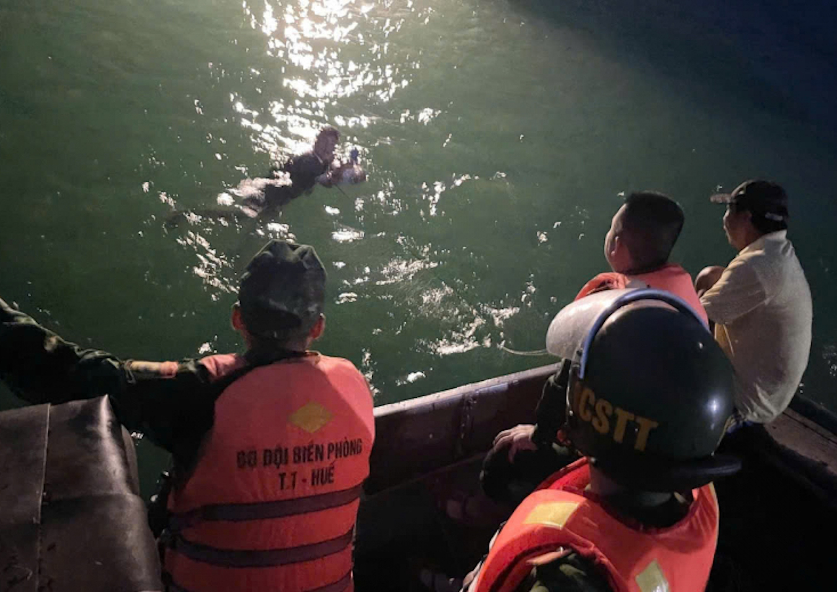 Nhảy cầu tự tử bất thành, người đàn ông cầm dao bơi trên biển đòi tự sát