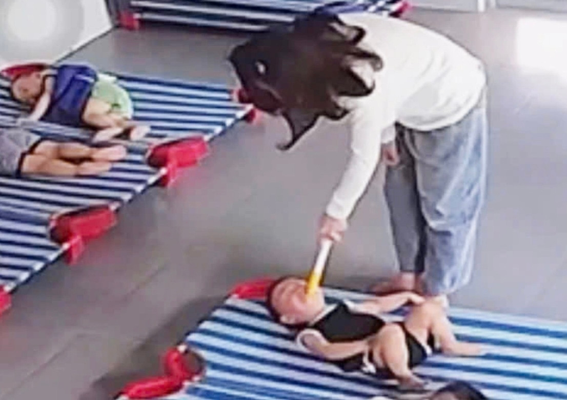 Điều tra bảo mẫu đánh đập dã man, nhét thanh nhựa vào miệng trẻ