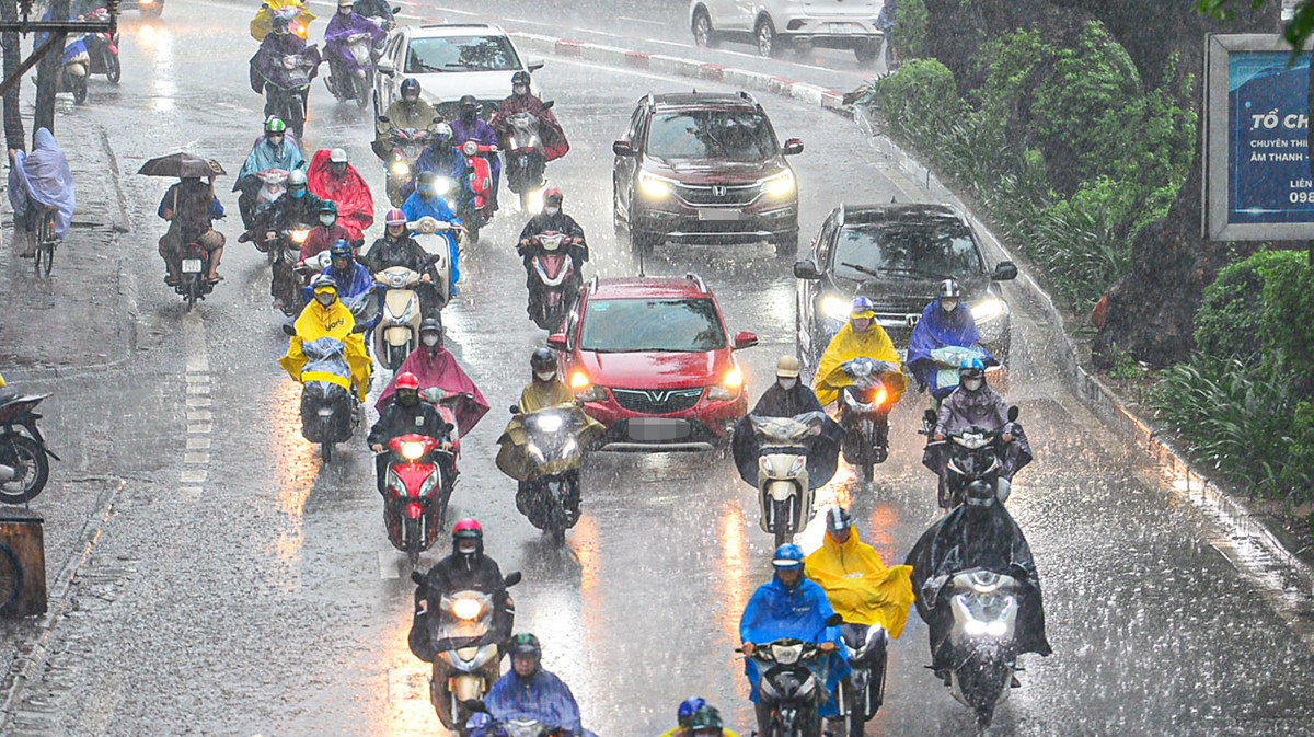 Không khí lạnh tràn về, miền Bắc mưa rét nhiều nơi kèm dông mạnh