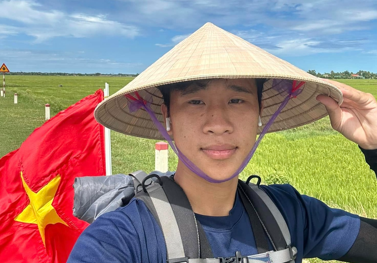 Chàng trai 24 tuổi đạp xe từ Hà Nội vào TP.HCM xem lễ diễu binh kỷ niệm 30/4