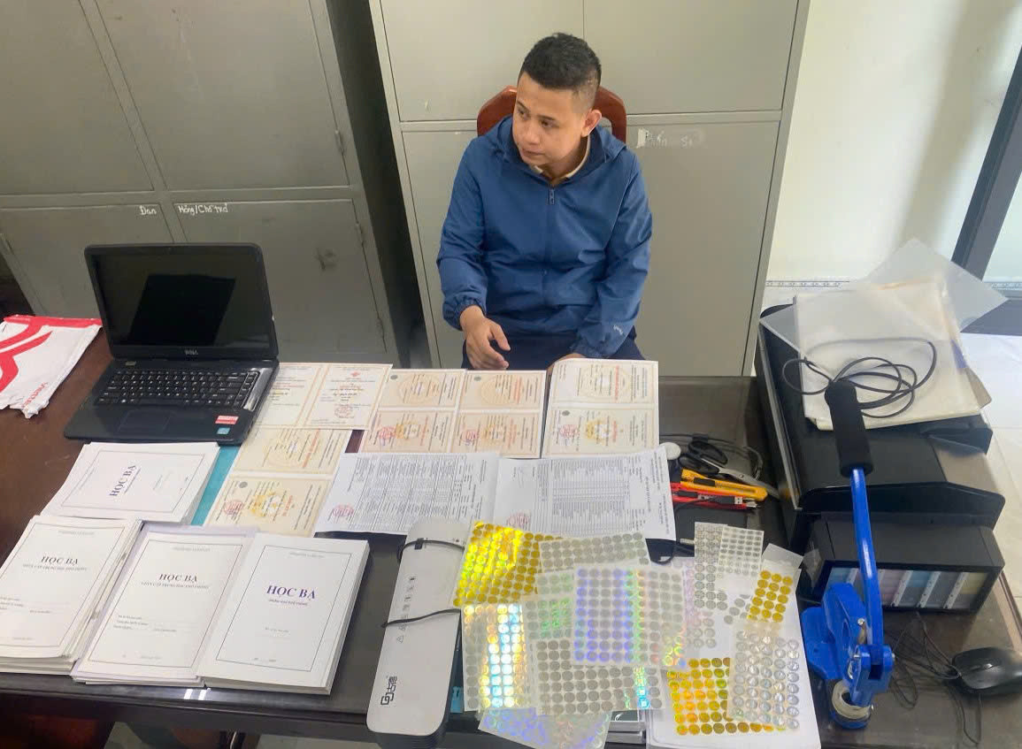 Bắt kẻ giả danh cán bộ điều tra, phát hiện đường dây làm giả con dấu 