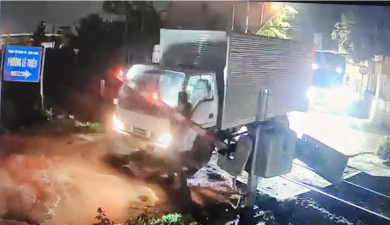 Tước giấy phép tài xế xe tải cố tình vượt đường ngang khi gác chắn tàu đã đóng