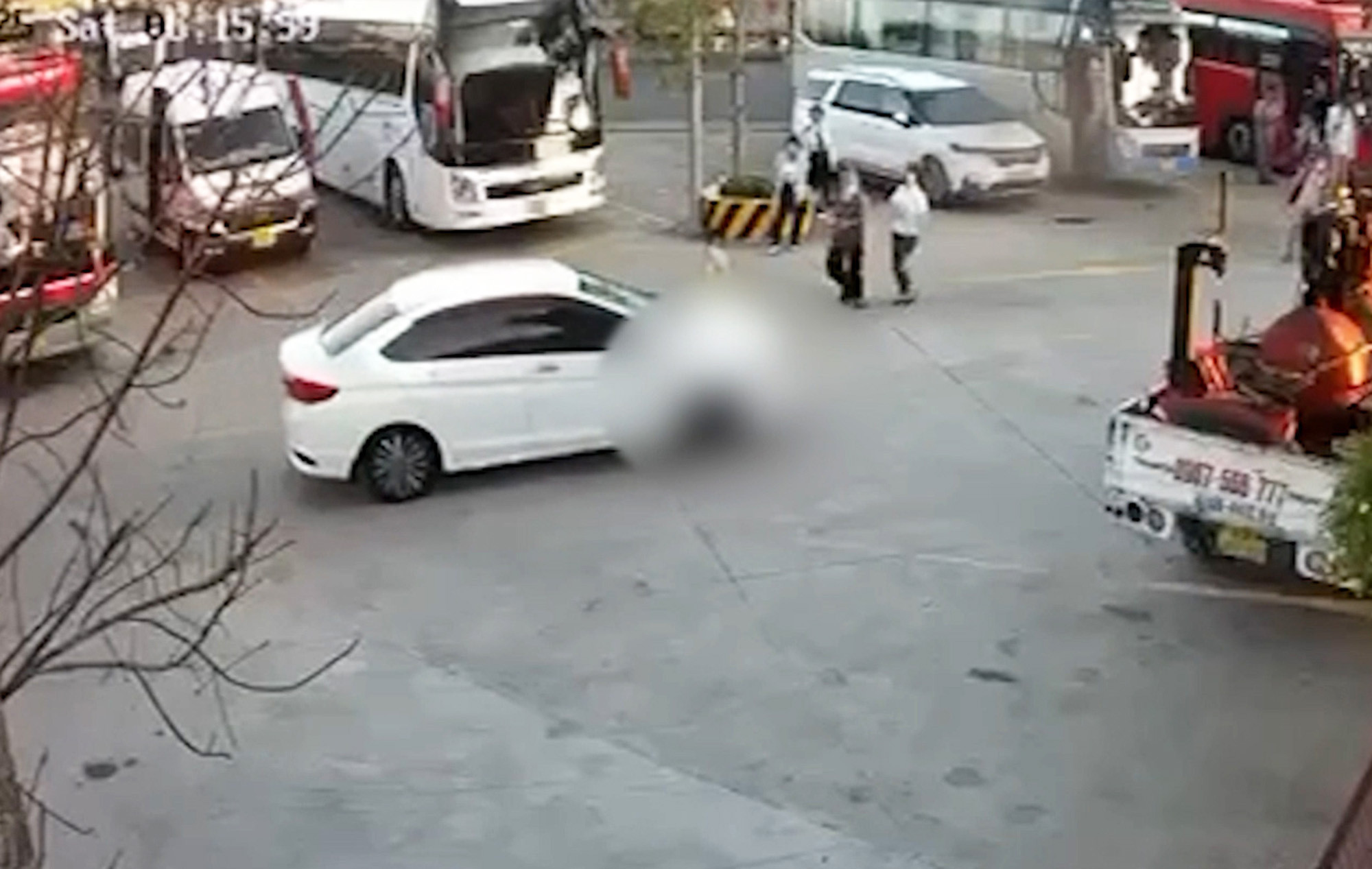 Bé gái 2 tuổi bị ô tô tông tử vong ở trạm dừng chân cao tốc TP.HCM - Trung Lương