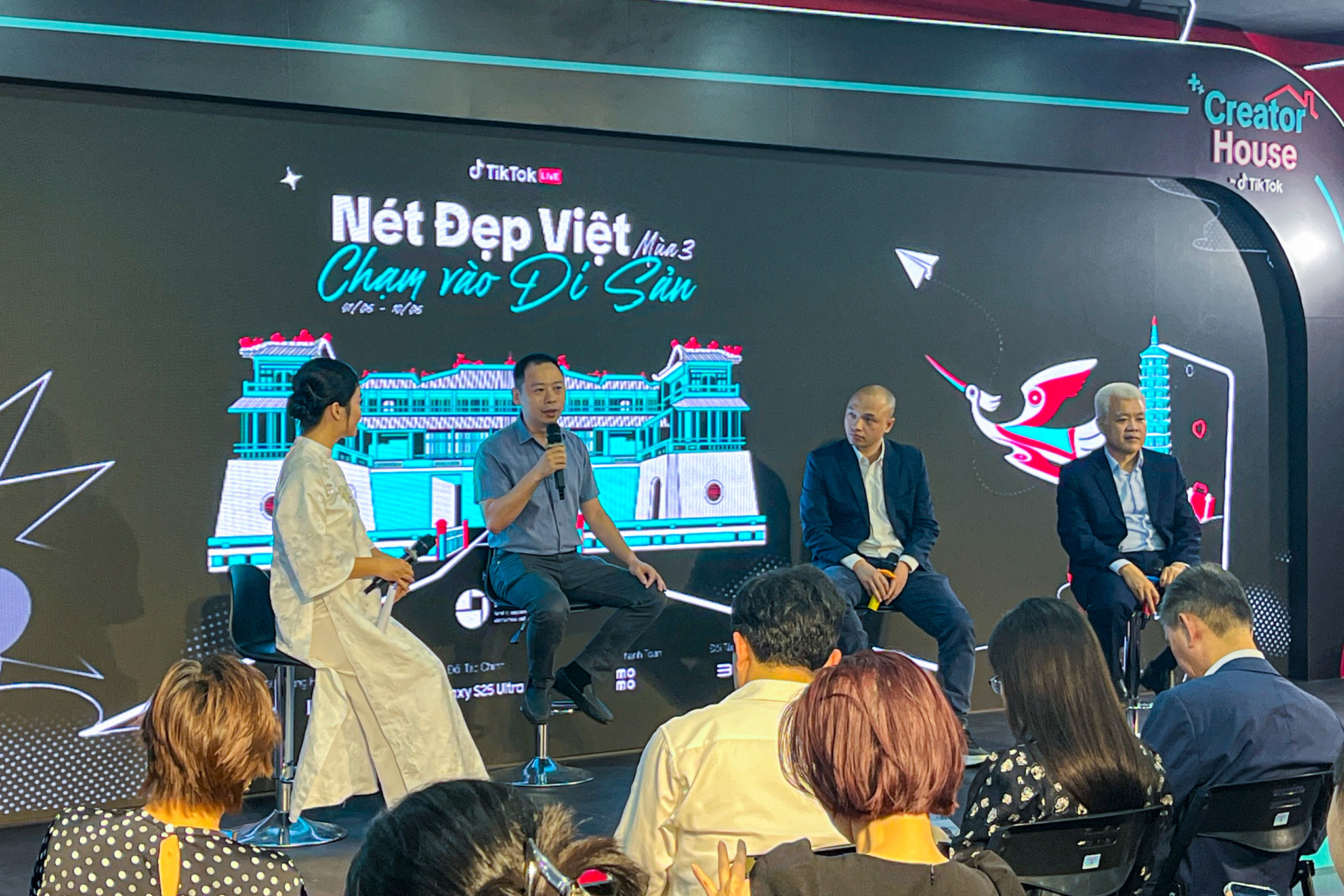 Giới trẻ 'đi tour' di sản bằng điện thoại: Công nghệ thúc đẩy du lịch bền vững