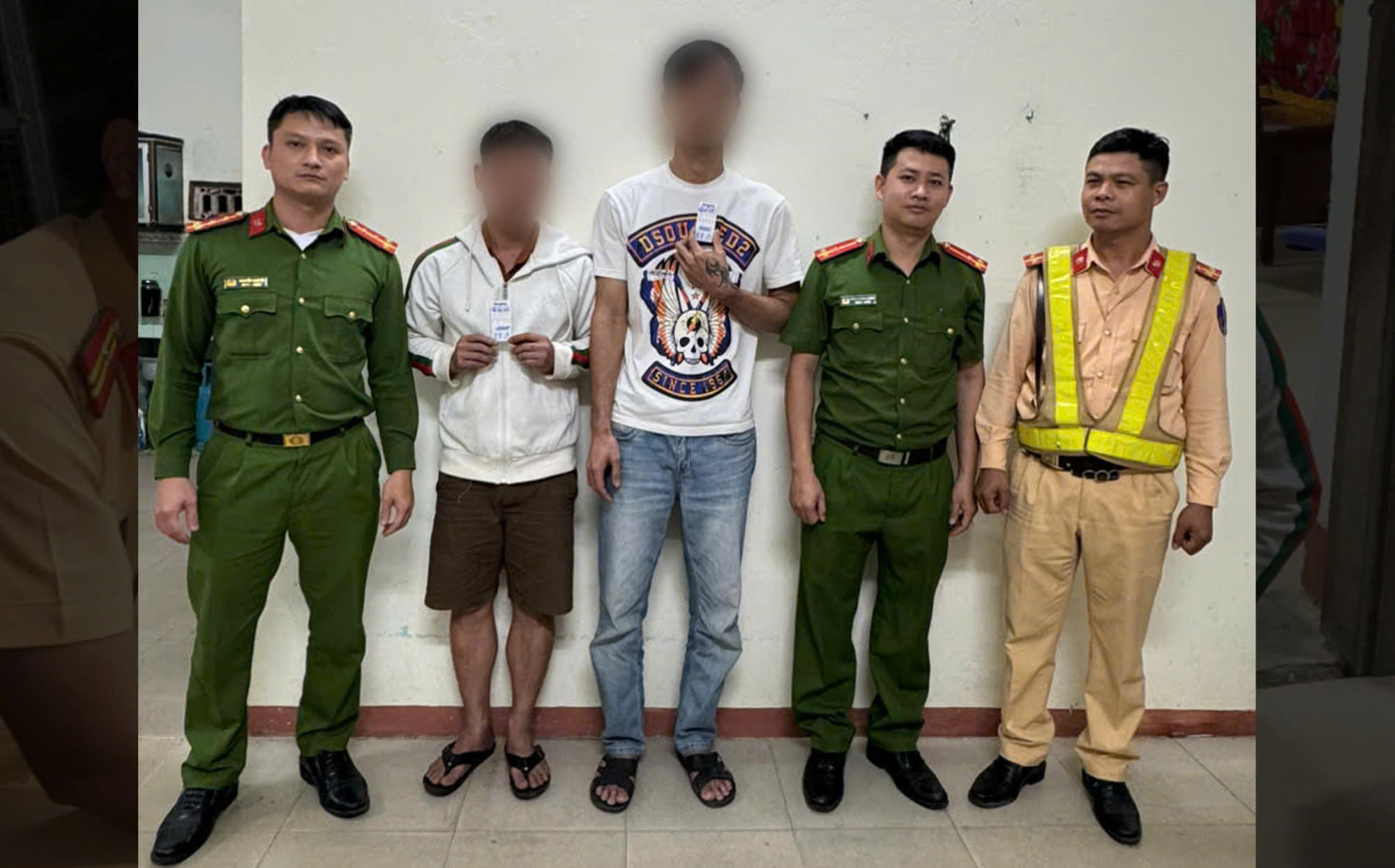 Bị CSGT kiểm tra, 2 'con nghiện' phóng xe bỏ chạy