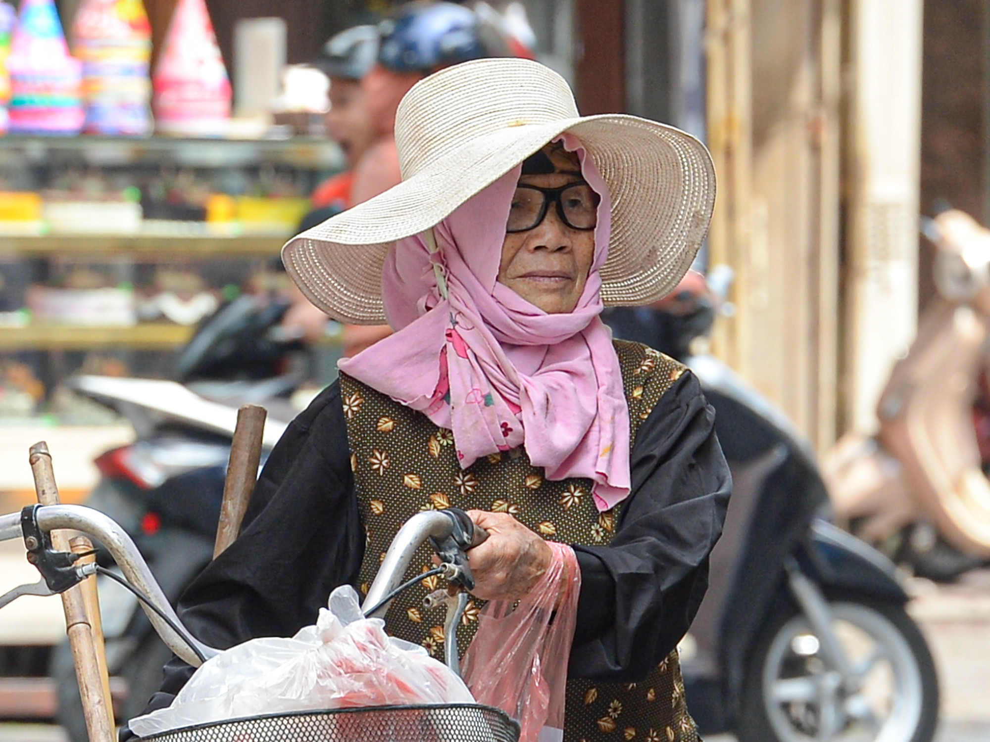 Người lao động vật vã dưới nắng nóng gay gắt đầu mùa