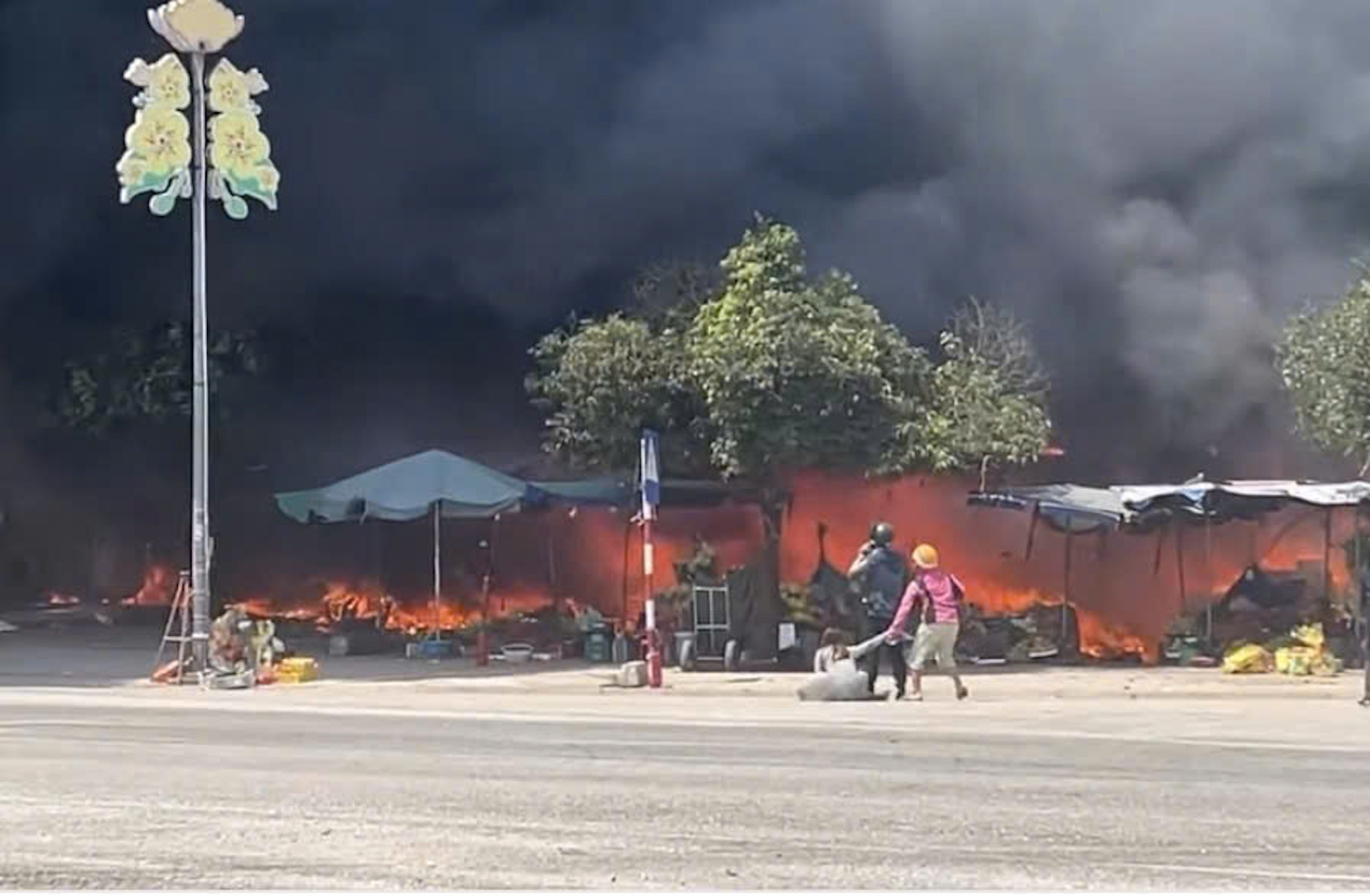 Chợ An Lỗ bốc cháy dữ dội, hàng trăm người đang nỗ lực dập lửa