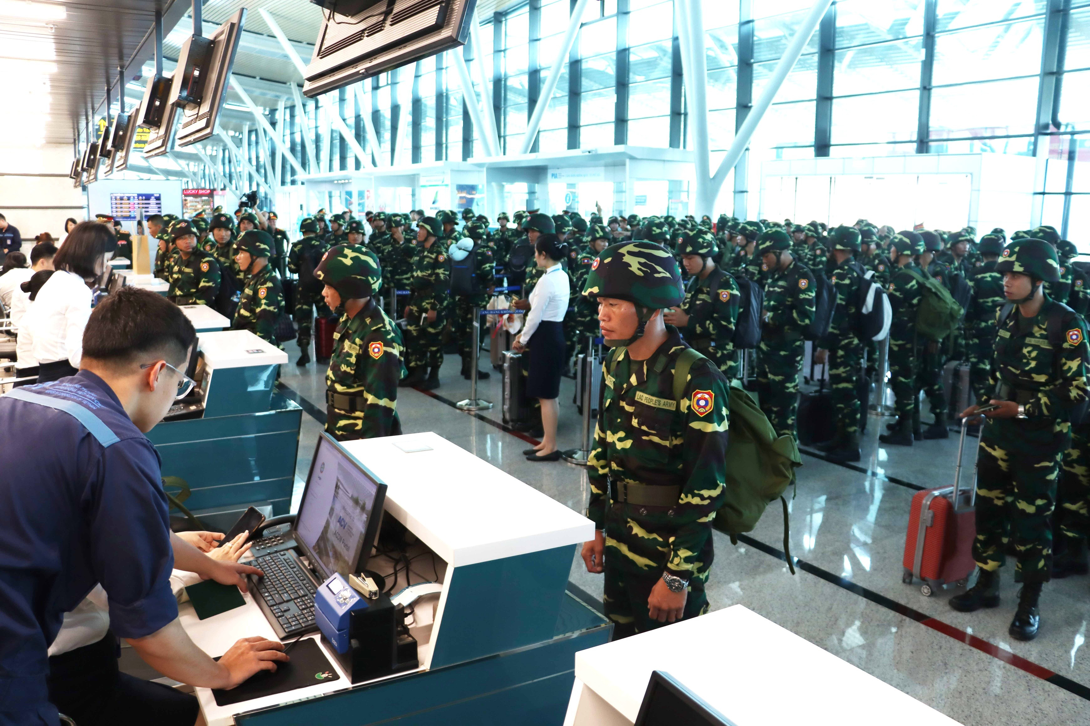 Hình ảnh quân đội Lào tới Việt Nam, chuẩn bị tham gia diễu binh dịp 30/4