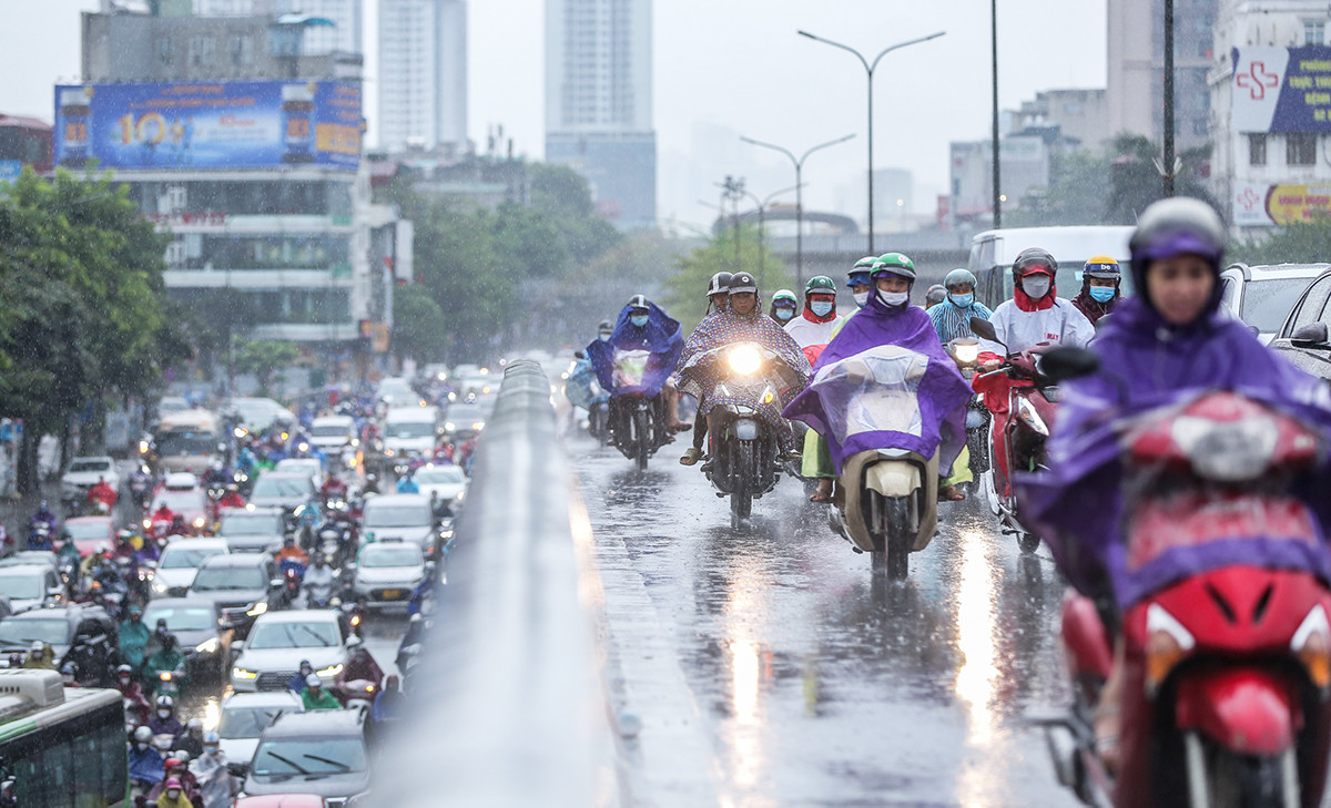 Miền Bắc đón không khí lạnh sau đợt nắng nóng gần 40°C, trời chuyển mưa dông