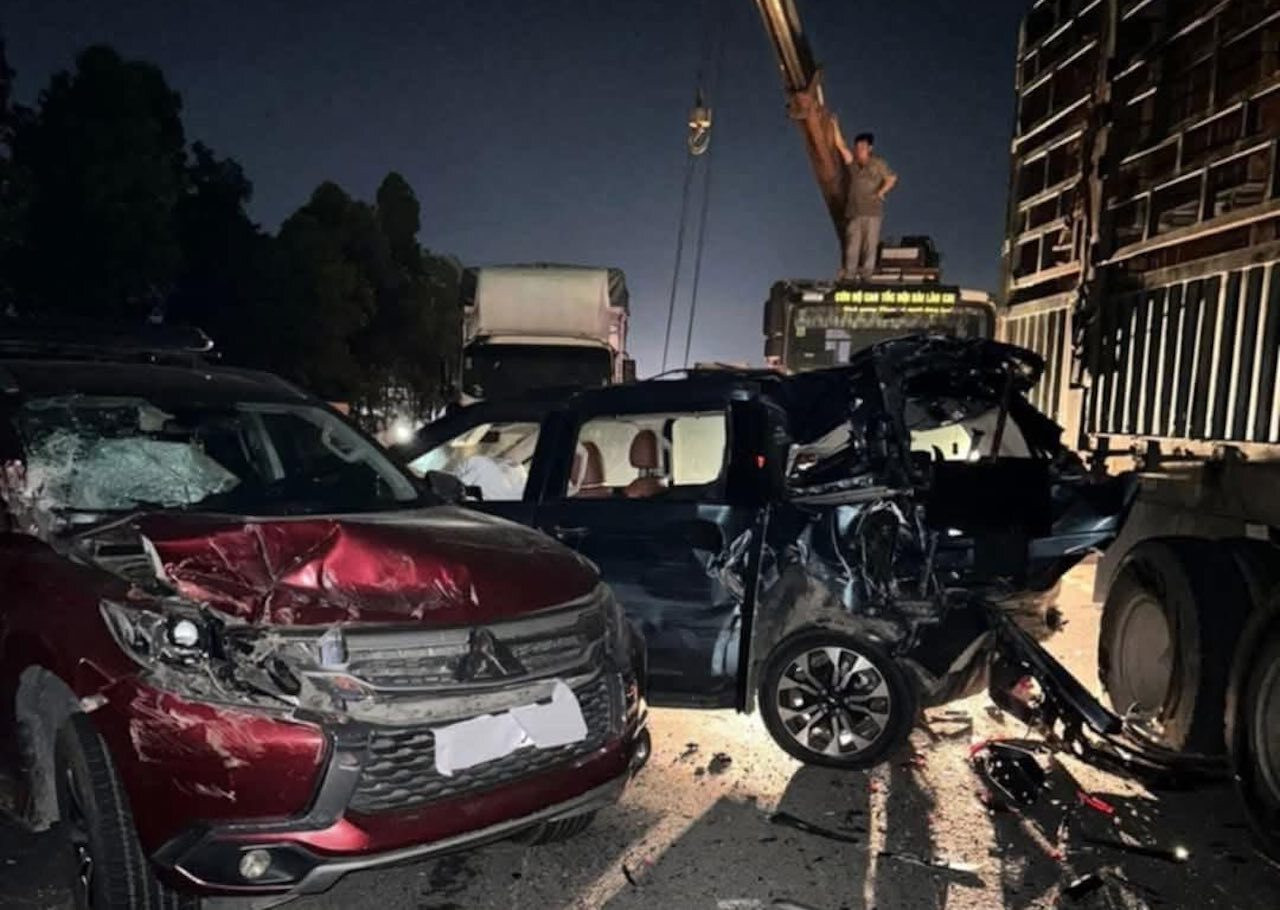 10 ô tô tông liên hoàn, cao tốc Nội Bài - Lào Cai ùn tắc kéo dài