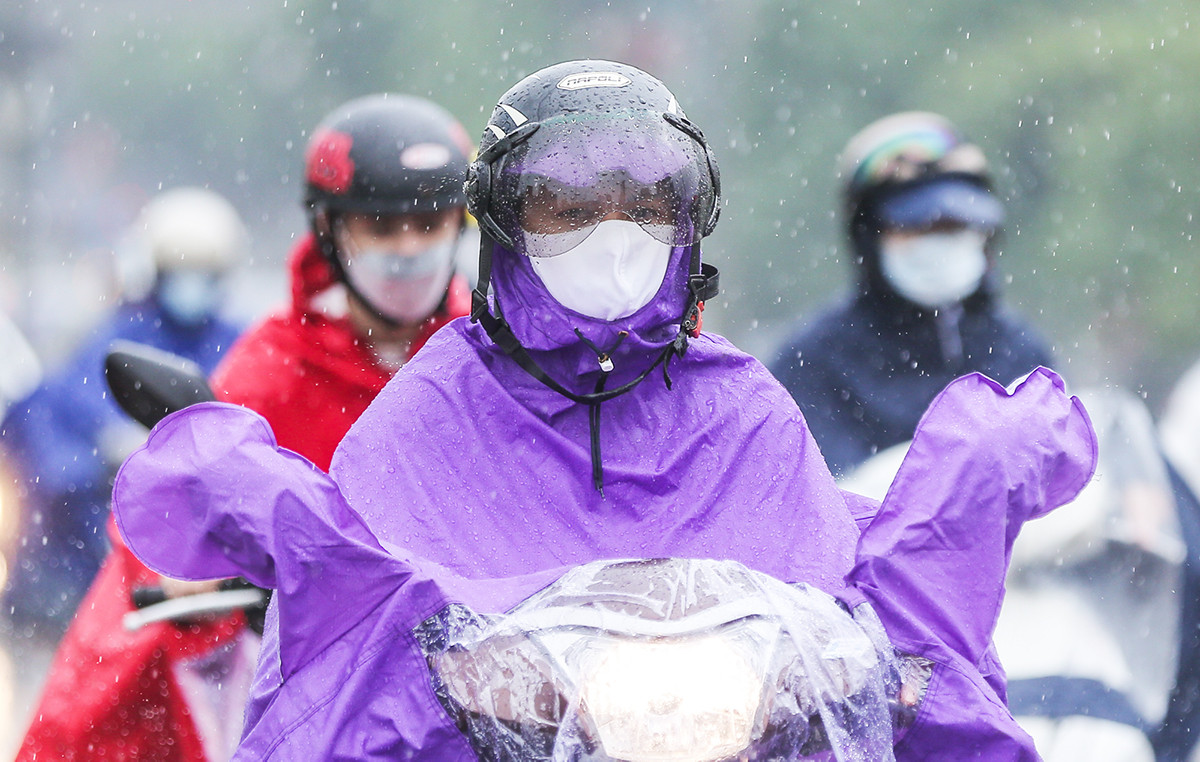 Miền Bắc mưa lớn trước kỳ nghỉ lễ 30/4, miền Nam nắng nóng kéo dài