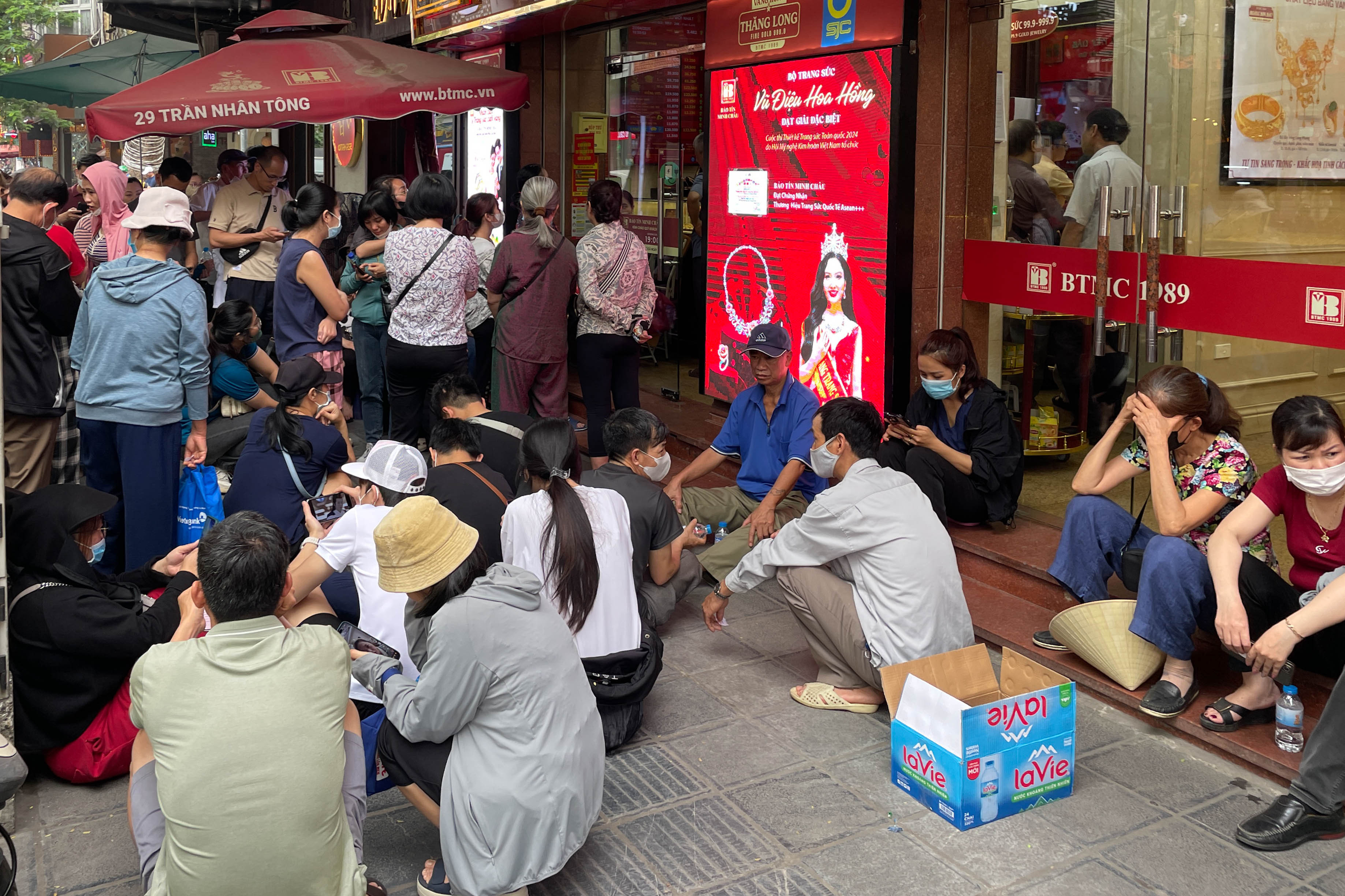 Trăm người vạ vật xếp hàng cả sáng chờ mua vàng giá cao kỷ lục