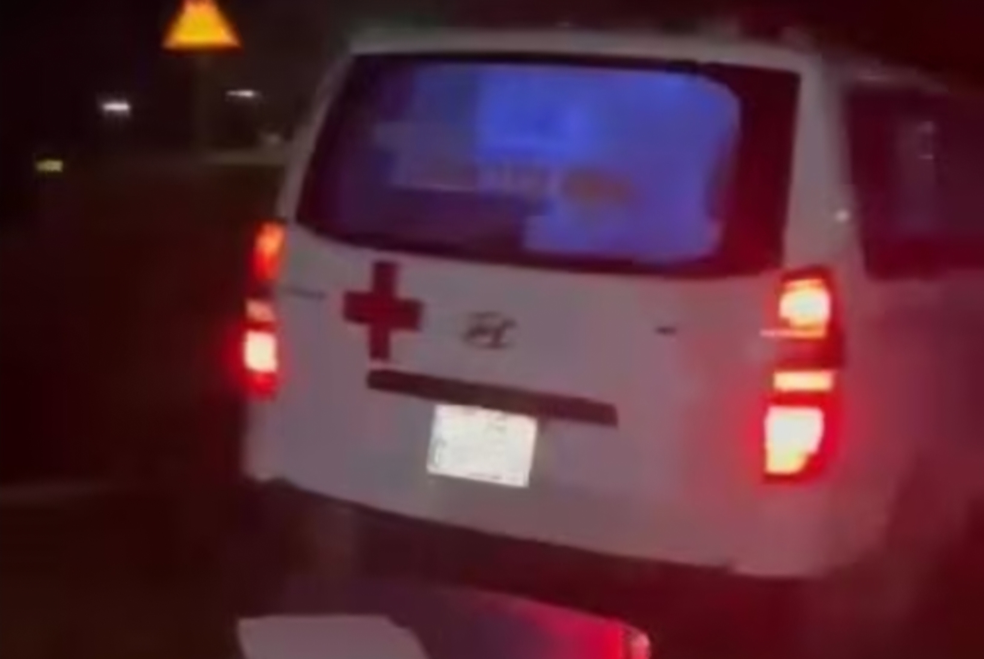 Xe cứu thương chở 4 người lao vào nhà dân, nam điều dưỡng bị thương