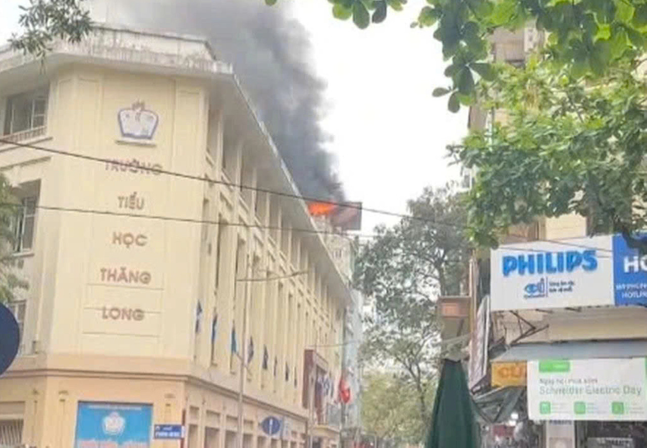 Cháy khách sạn 5 tầng gần trường học, sơ tán hàng trăm học sinh 