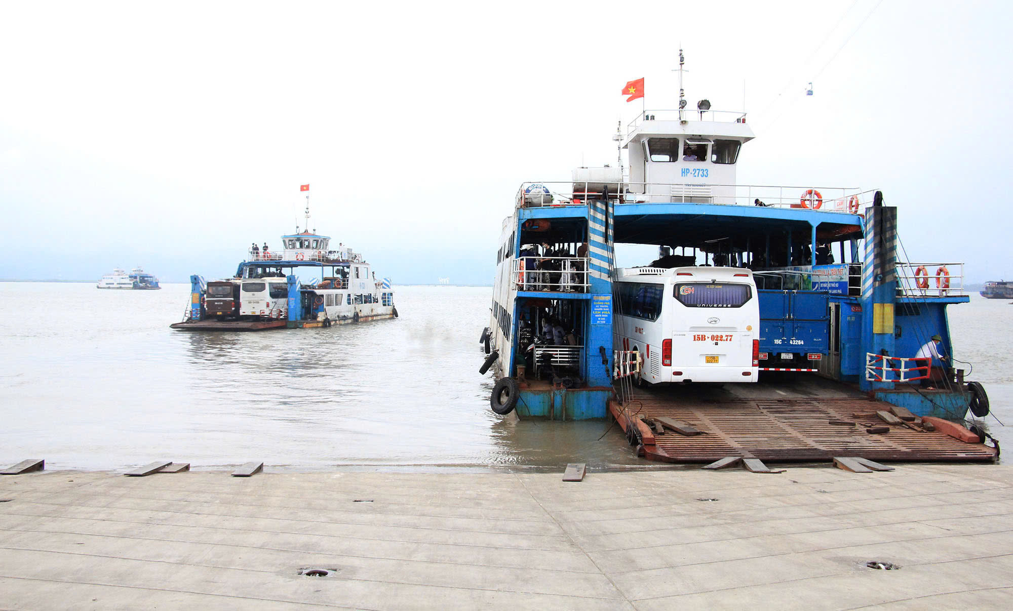 Tạm dừng xe ô tô con, xe ôtô tải qua phà Đồng Bài sang đảo Cát Bà