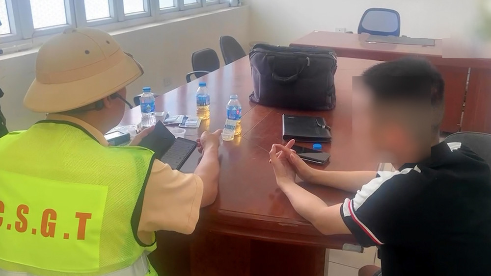 Ngủ trên cao tốc, tài xế lộ vi phạm ma túy và nồng độ cồn