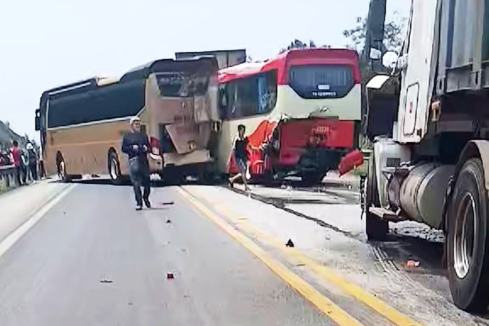 5 ô tô tông liên hoàn trên cao tốc Nội Bài - Lào Cai, tài xế mắc kẹt trong cabin