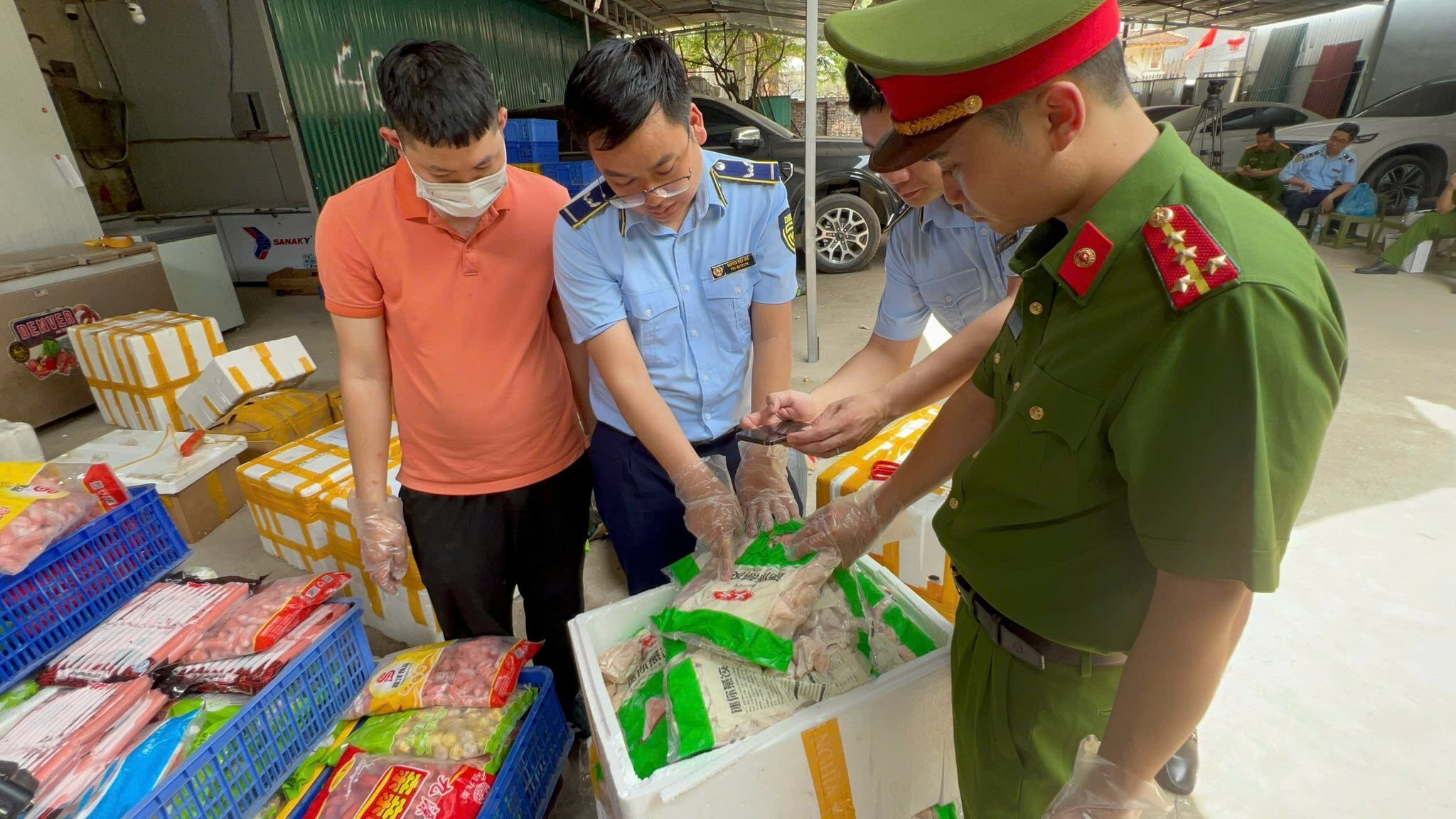 Công an Hà Nội thu giữ 1 tấn 'xiên bẩn', viên thả lẩu sắp tuồn ra thị trường