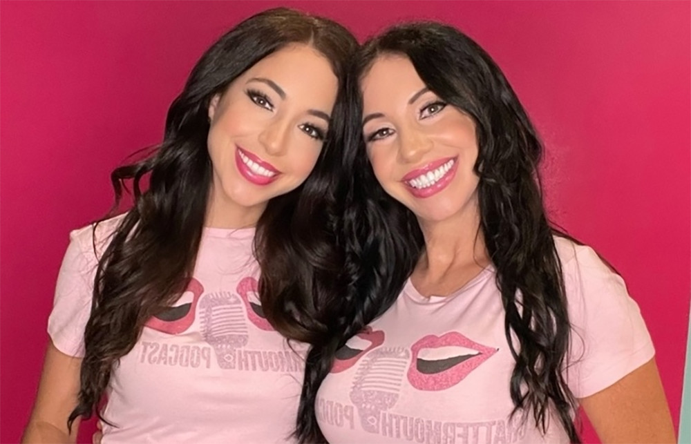 Người mẹ 65 tuổi bị nhầm là chị em sinh đôi với con gái 34 tuổi 